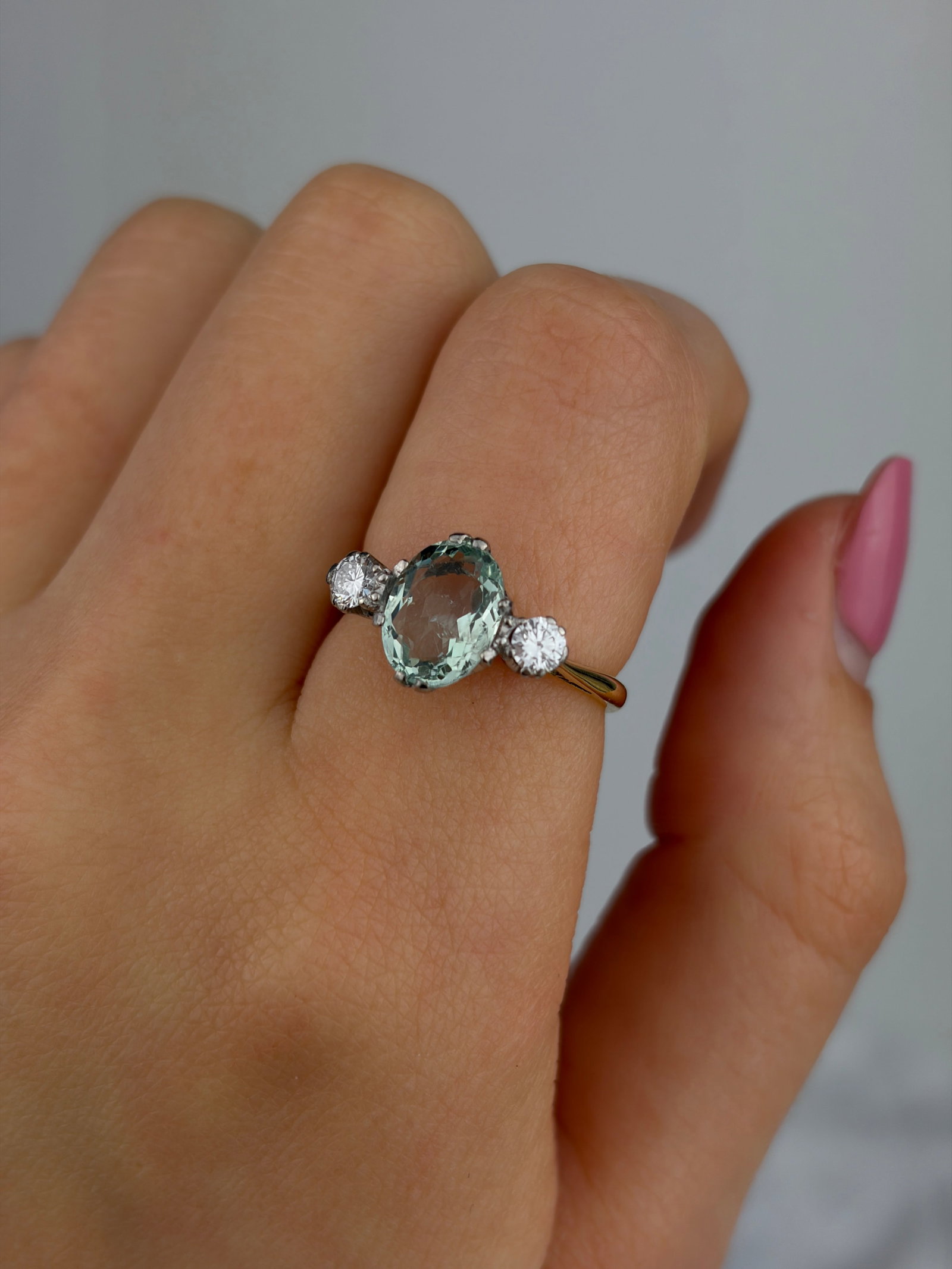 VINTAGE 18CT YELLOW GOLD AND PLATINUM AQUAMARINE AND DIAMOND 3 STONE RING - 8