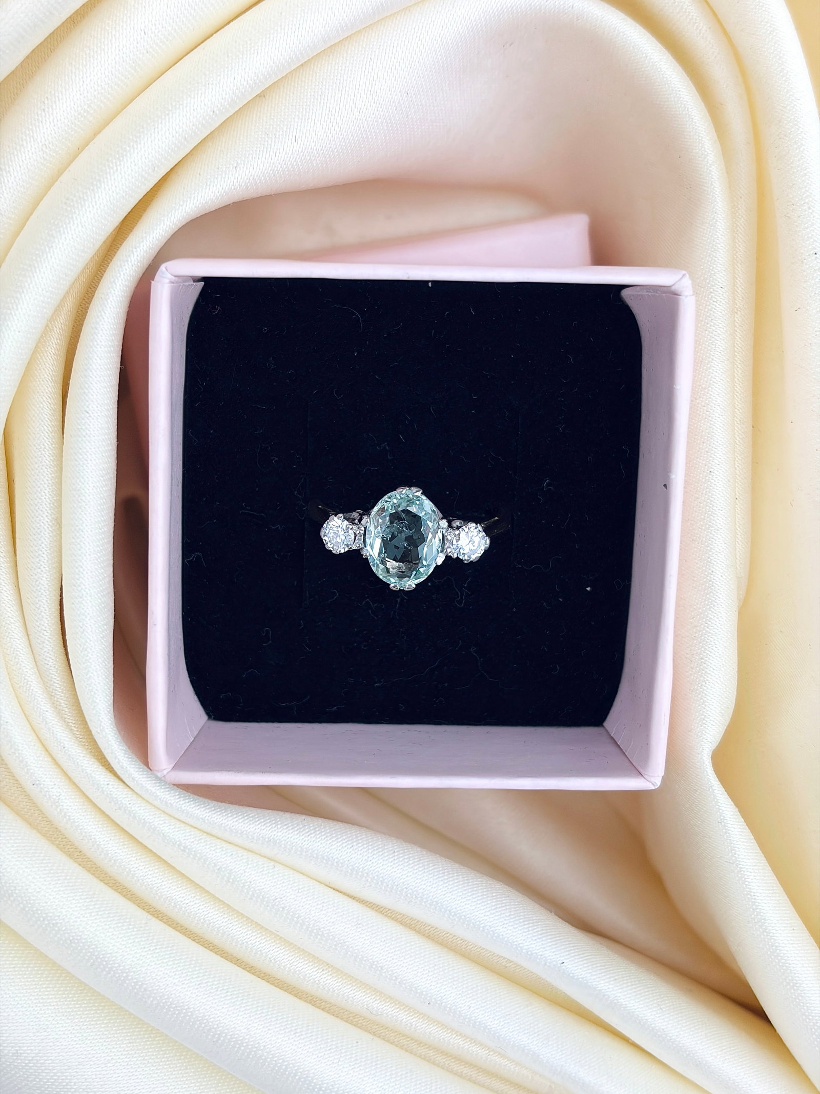 VINTAGE 18CT YELLOW GOLD AND PLATINUM AQUAMARINE AND DIAMOND 3 STONE RING - 9