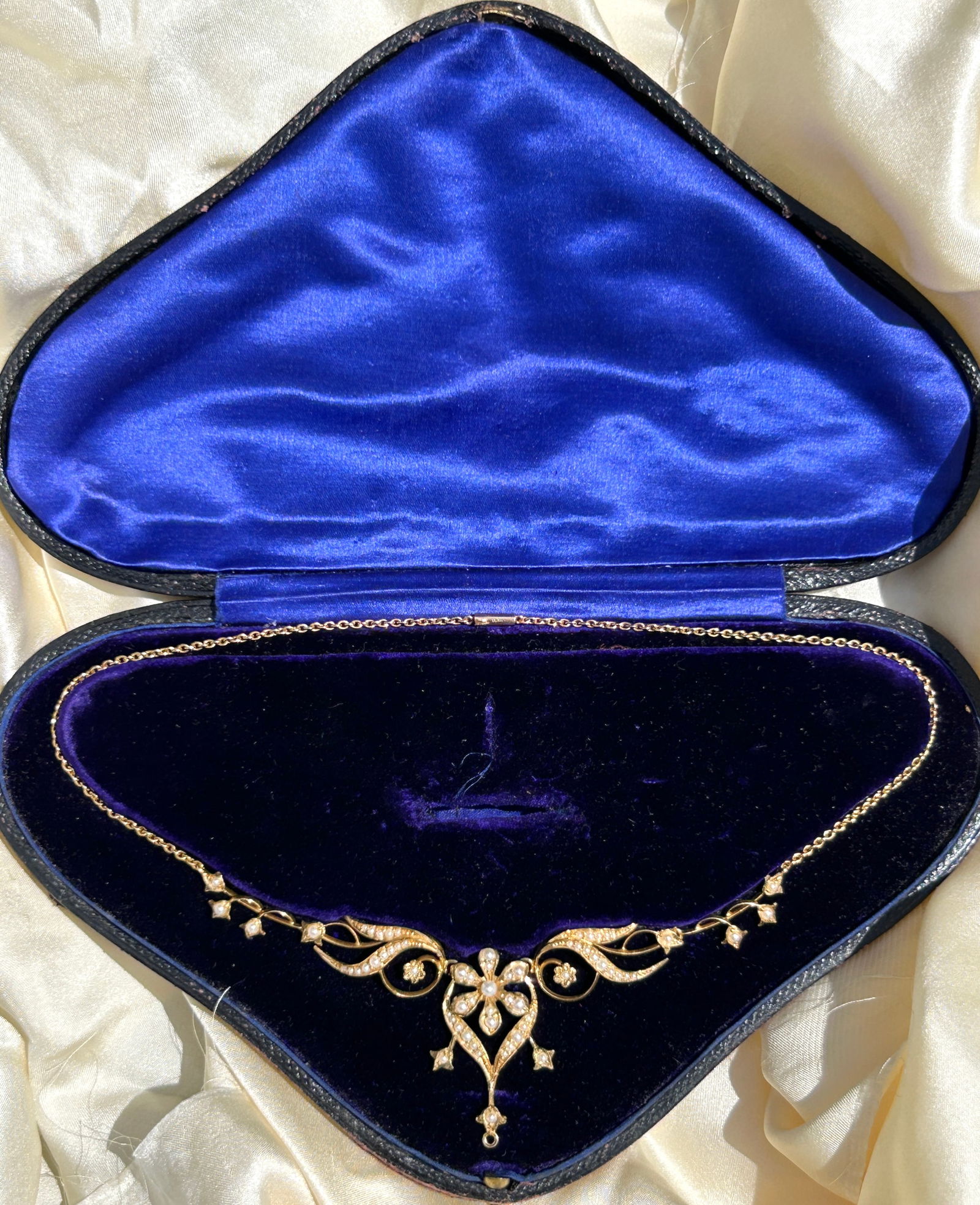 Antique boxed 15ct yellow gold pearl floral necklace: Antique boxed 15ct yellow gold pearl floral necklace Such a pretty piece Lovely large fitted box Weight 12.12 g Length 38 cm Drop 4cm Stamped in two