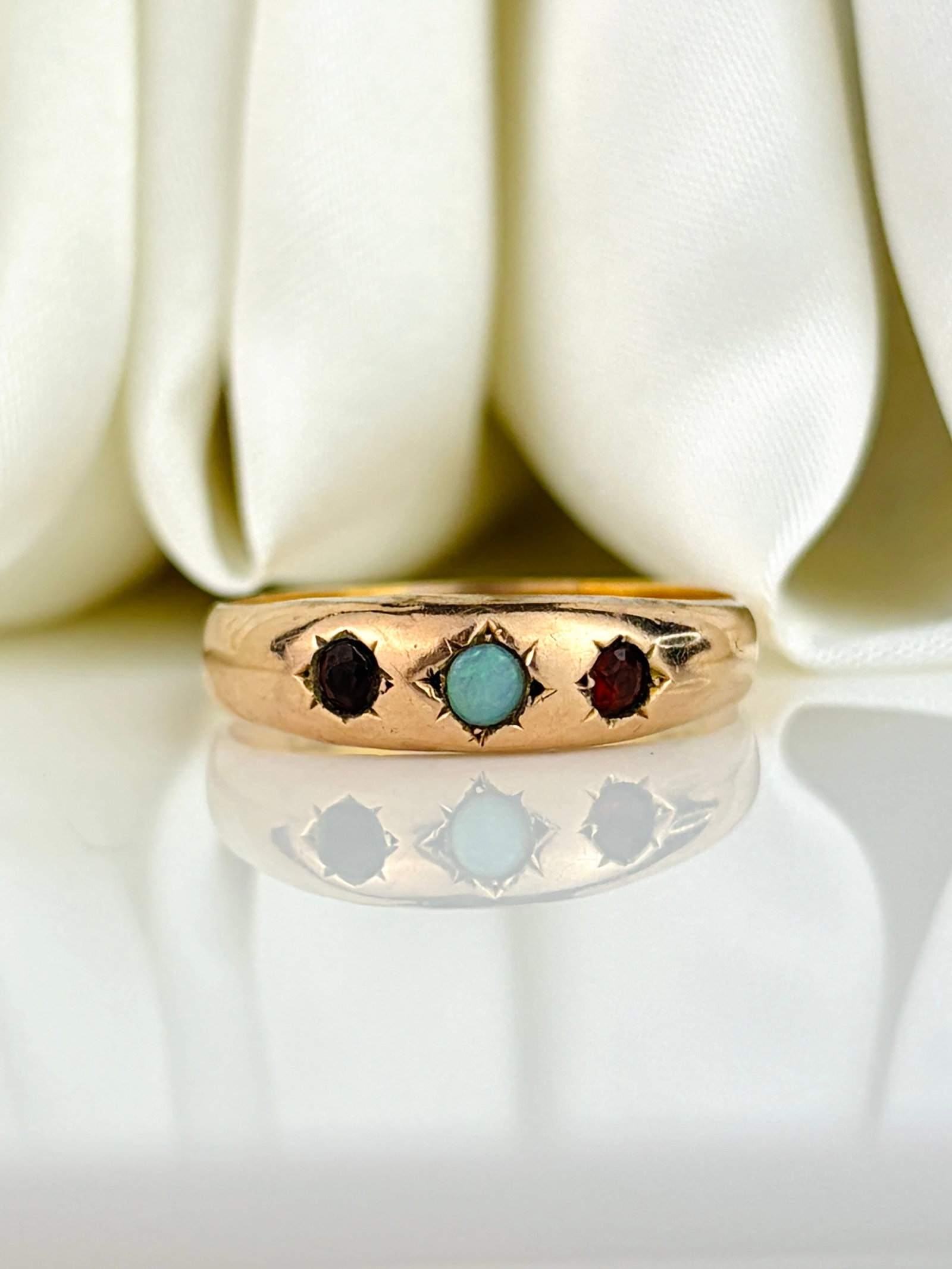 Antique 22ct Gold Opal and Garnet 3 Stone Star Ring: Antique 22ct Gold Opal and Garnet 3 Stone Star Ring