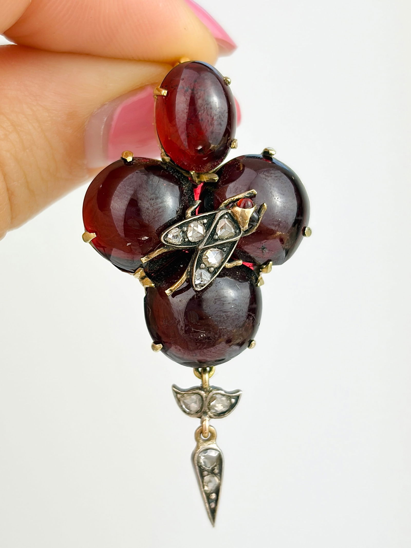 ANTIQUE CABOCHON GARNET BROOCH WITH ROSE CUT DIAMOND BUG AND DROP BROOCH IN GOLD: ANTIQUE CABOCHON GARNET BROOCH WITH ROSE CUT DIAMOND BUG AND DROP BROOCH IN GOLD Beautiful brooch with 4 giant juicy cabochon garnets with a central bug encrusted with rose cut diamonds!