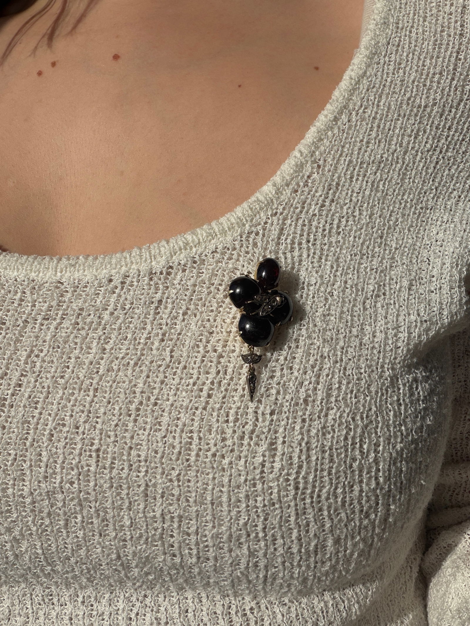 ANTIQUE CABOCHON GARNET BROOCH WITH ROSE CUT DIAMOND BUG AND DROP BROOCH IN GOLD - 2