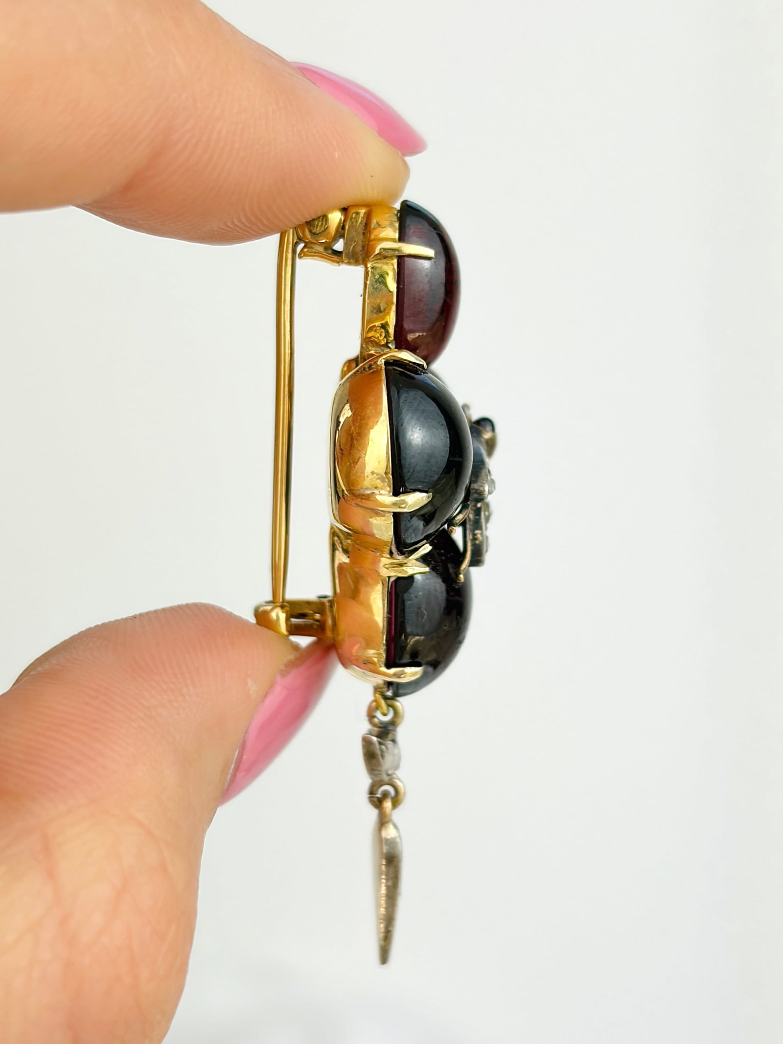 ANTIQUE CABOCHON GARNET BROOCH WITH ROSE CUT DIAMOND BUG AND DROP BROOCH IN GOLD - 5