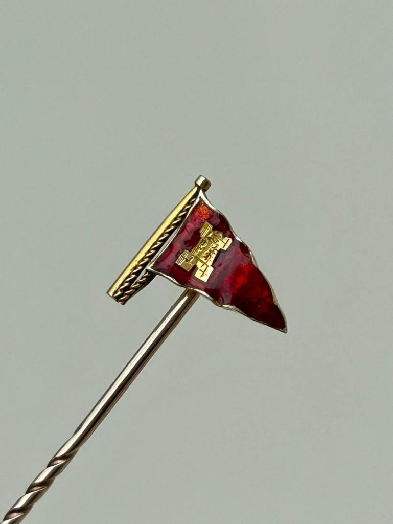 Collectors- 9ct Gold Enamel Flag Stick Pin - Benzie Cowes: Collectors- 9ct Gold Enamel Flag Stick Pin - Benzie Cowes wonderful and charming flag measurements length 57mm width 12mm weight 1.60g stamped 9.375 materials 