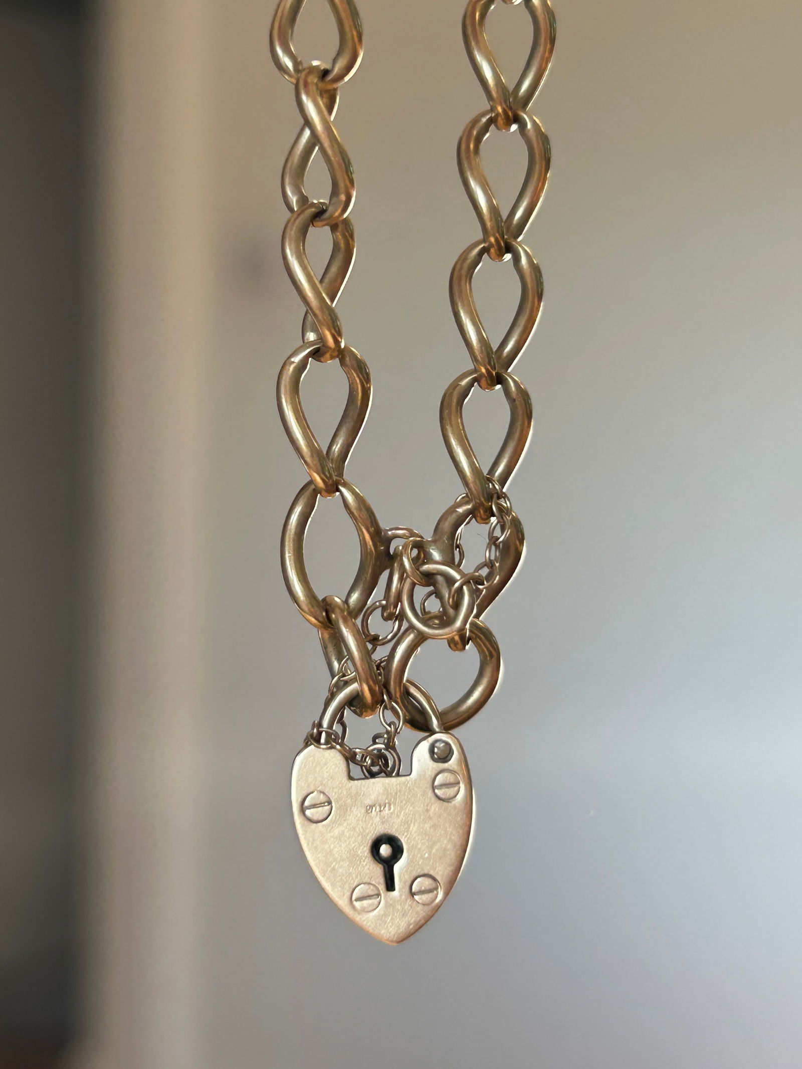 Antique 9ct yellow gold open link curb bracelet with heart padlock: Antique 9ct yellow gold open link curb bracelet with heart padlock hallmarked weight 13.84 g length 22 cm office use QQZ