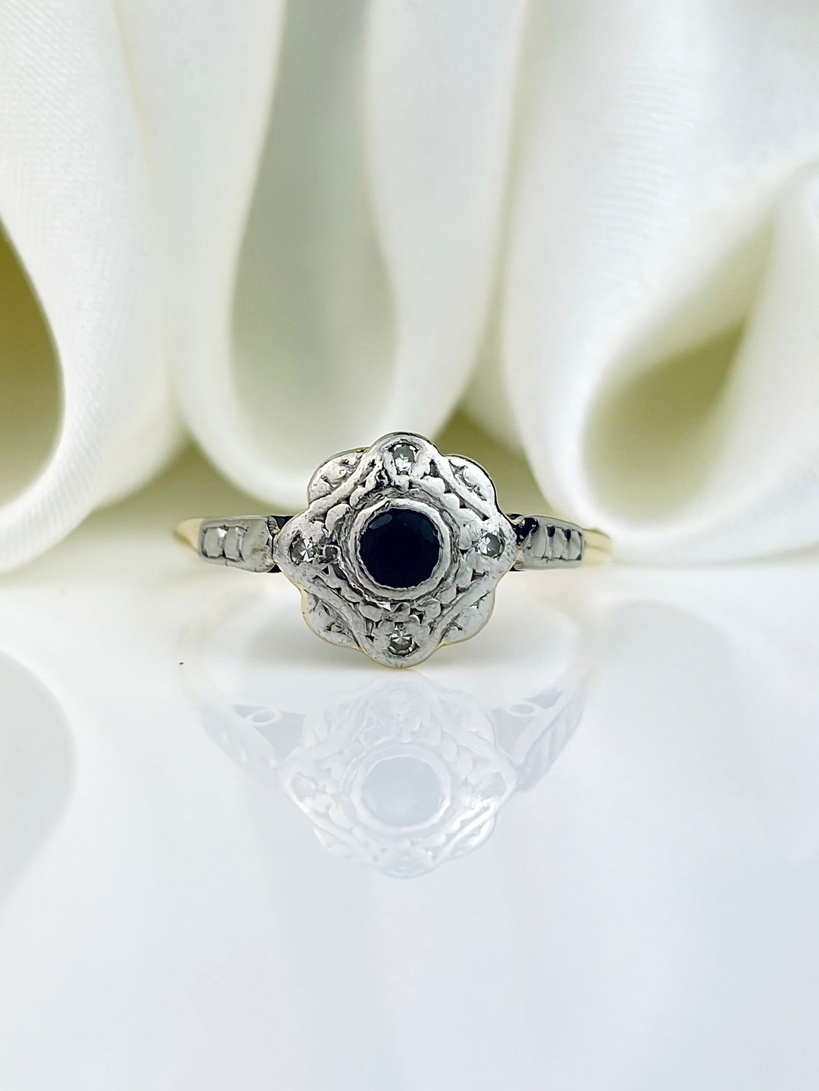 ANTIQUE 18CT GOLD AND PLATINUM SAPPHIRE AND DIAMOND FLOWER CLUSTER RING: ANTIQUE 18CT GOLD AND PLATINUM SAPPHIRE AND DIAMOND FLOWER CLUSTER RING Super sweet ring! Weight: 2.3g Size: UK L1/2, US 6, Width 8mm, height off finger 3mm Materials: 18ct