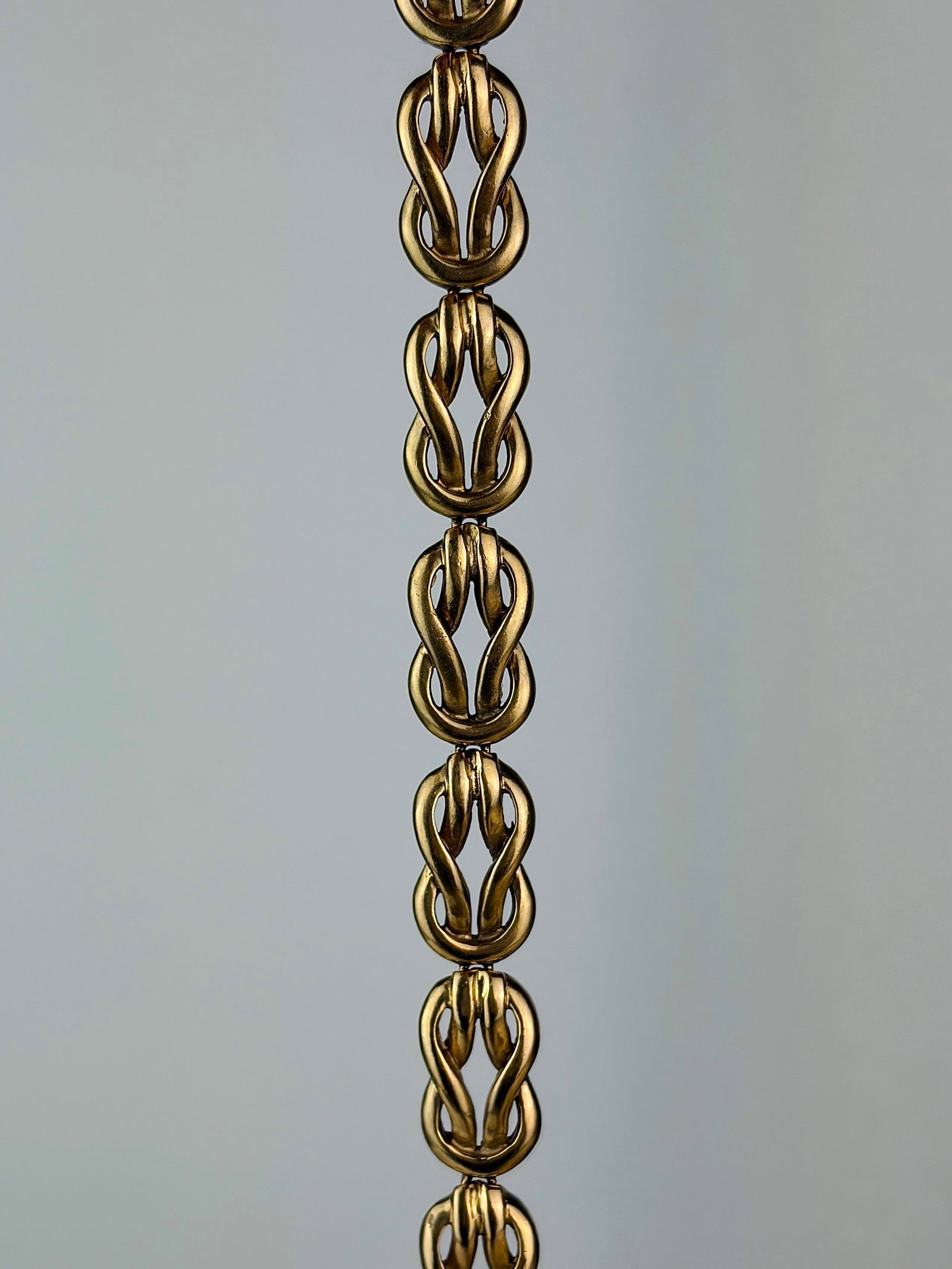 vintage 9ct gold infinity link bracelet: vintage 9ct gold infinity bracelet Gorgeous bracelet! Weight: 14.21g Size: Length 19.3cm, link width 8mm Materials: 9ct gold Hallmarks: Stamped 375 Condition: The overall condition