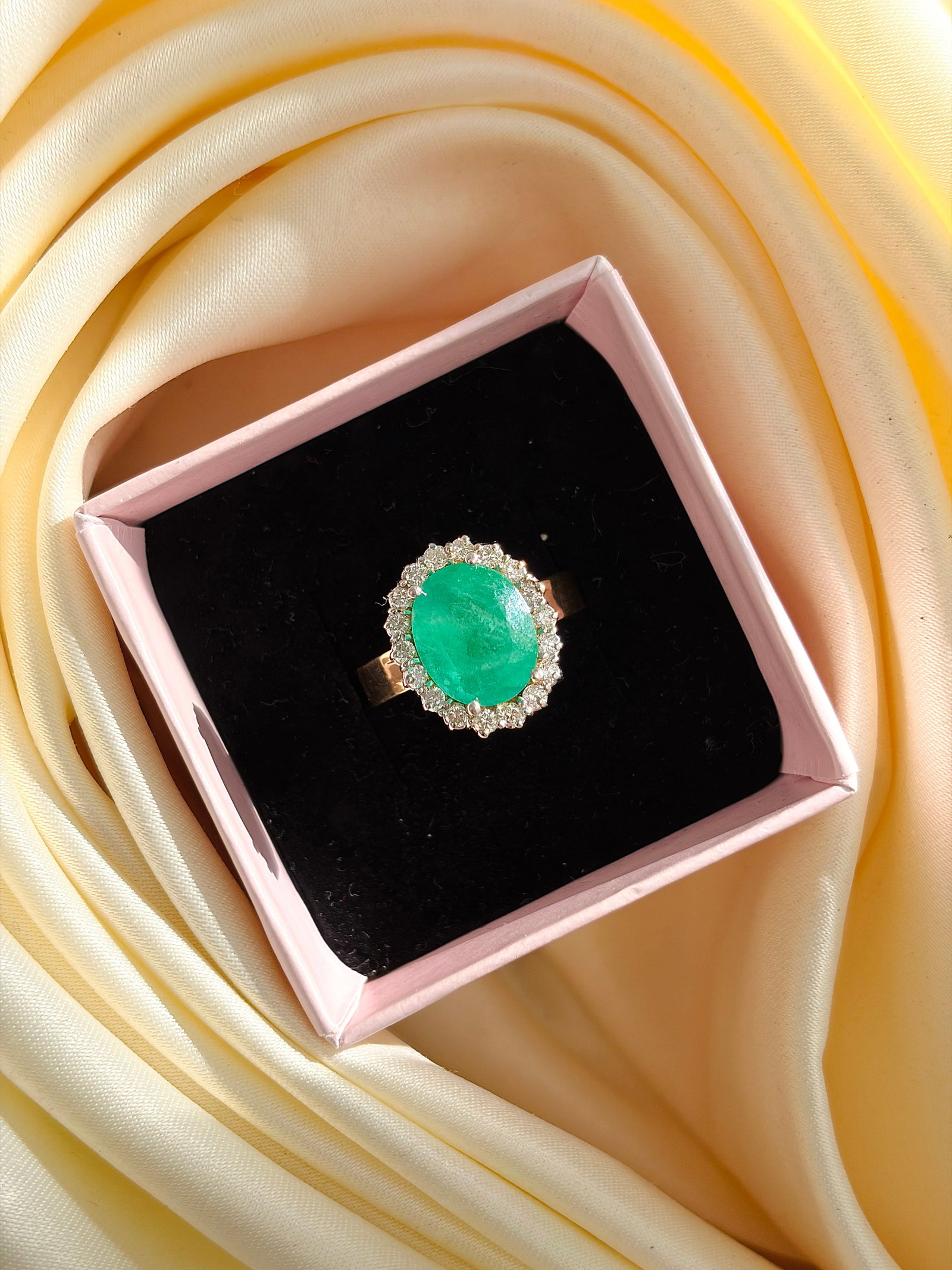 AMAZING 18CT YELLOW GOLD EMERALD AND DIAMOND CLUSTER RING - 10