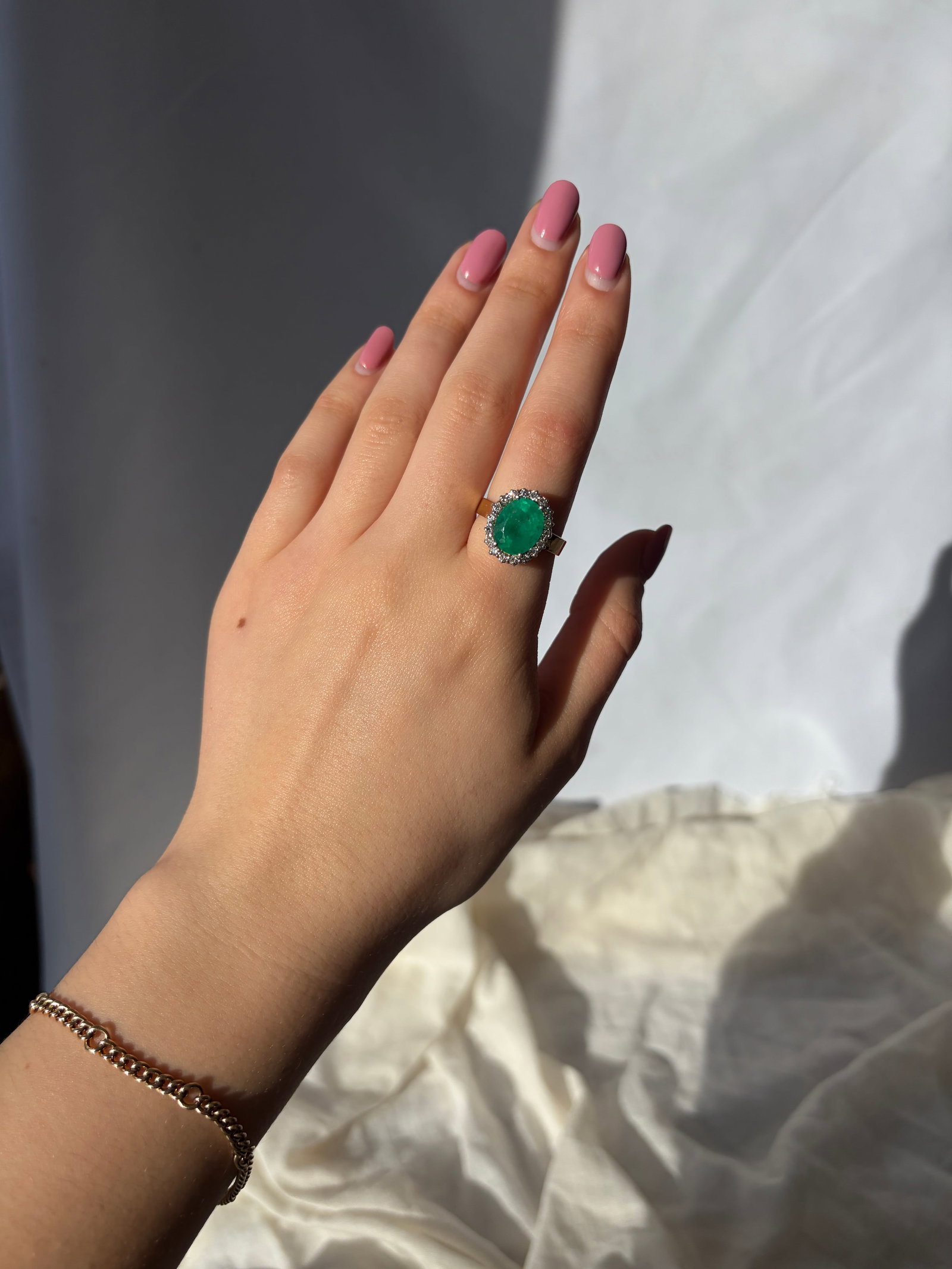 AMAZING 18CT YELLOW GOLD EMERALD AND DIAMOND CLUSTER RING - 2