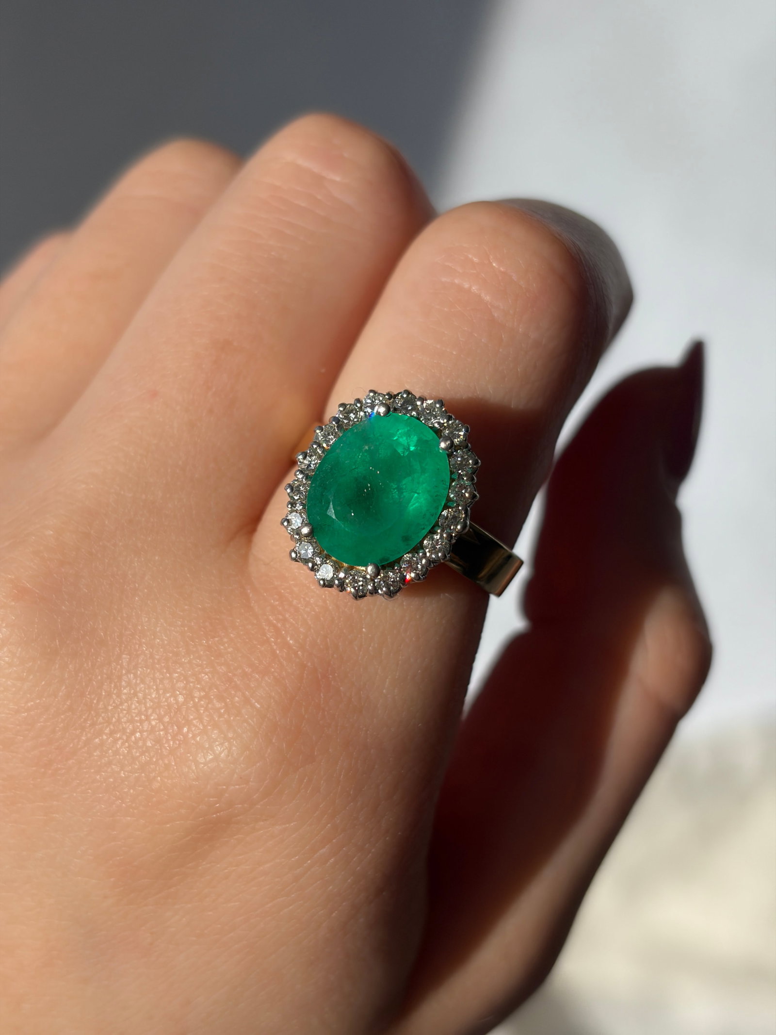 AMAZING 18CT YELLOW GOLD EMERALD AND DIAMOND CLUSTER RING - 3