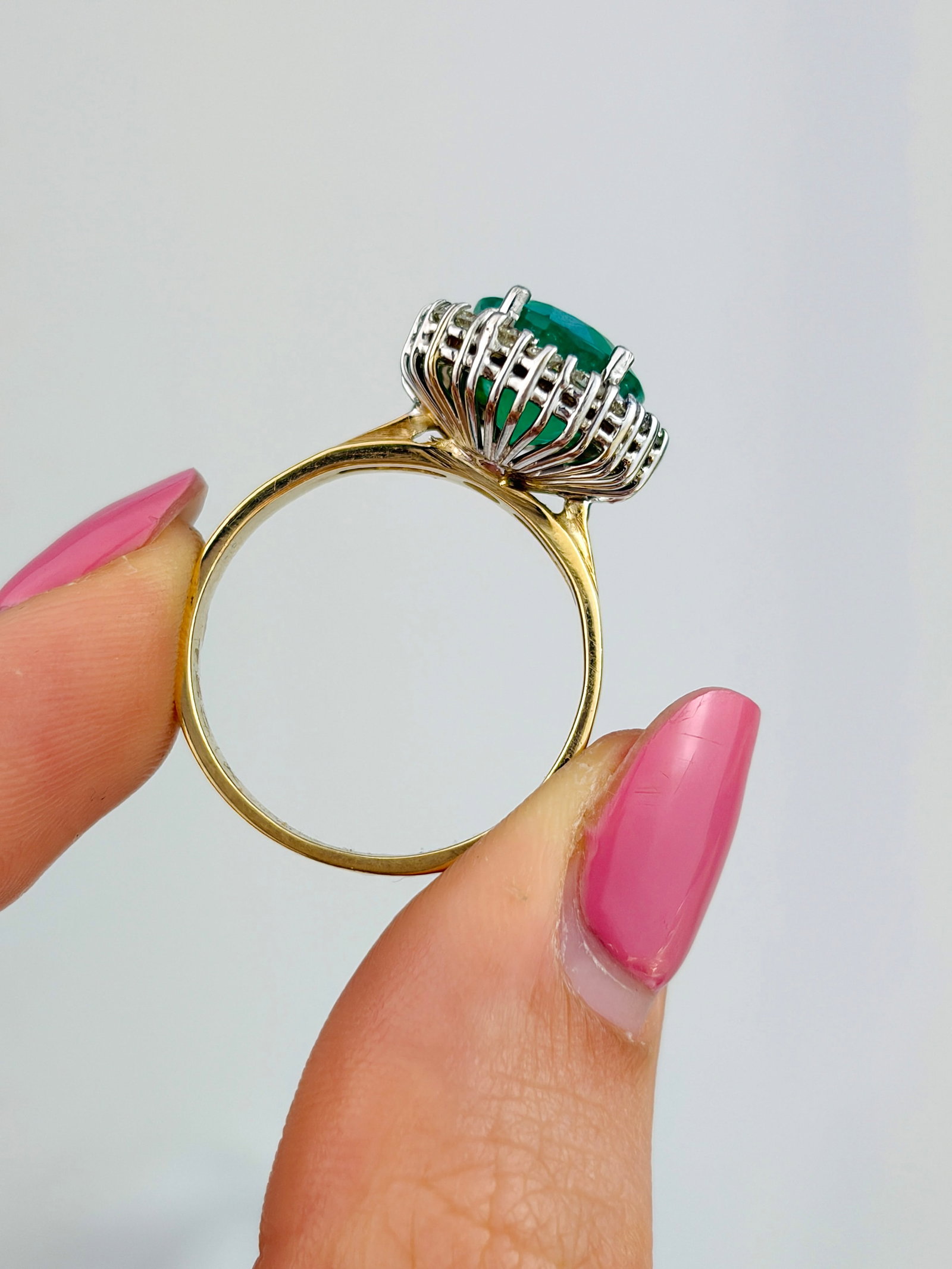 AMAZING 18CT YELLOW GOLD EMERALD AND DIAMOND CLUSTER RING - 9