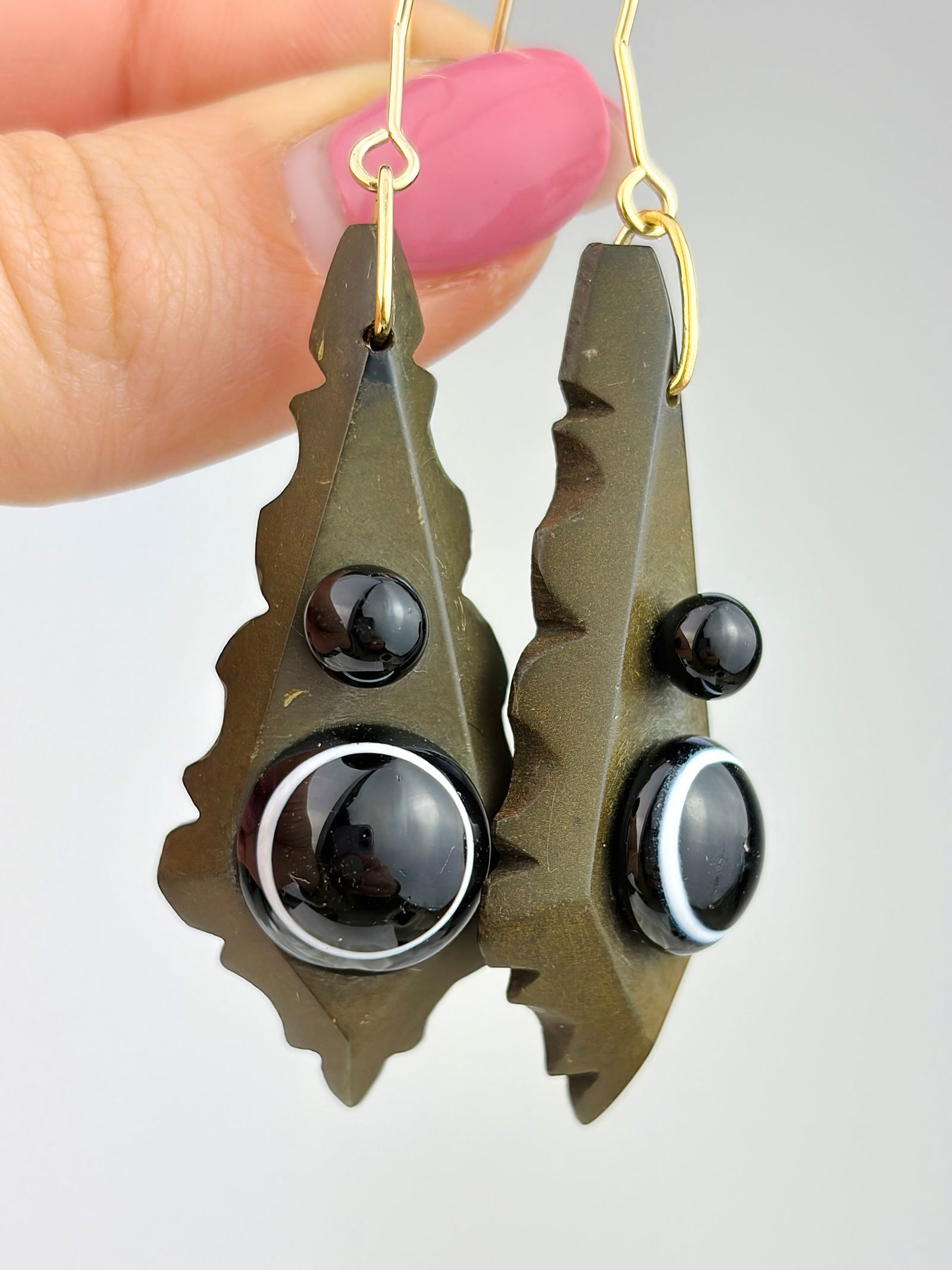 ANTIQUE 9CT GOLD BANDED AGATE DROP EARRINGS: ANTIQUE 9CT GOLD BANDED AGATE DROP EARRINGS Weight: 8.55g Size: 63x19x9mm Materials: 9ct gold Hallmarks: None present Condition: Very good overall condition. Some signs of wear