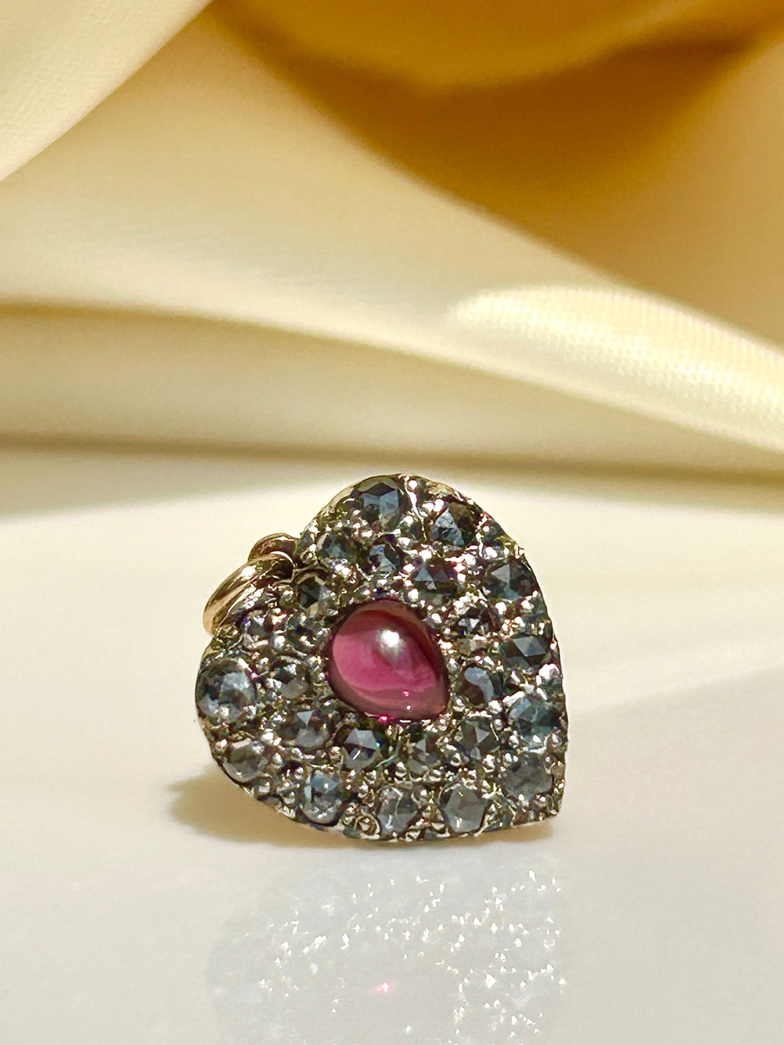 Sweet gold cabochon garnet and diamond encrusted heart pendant - 2