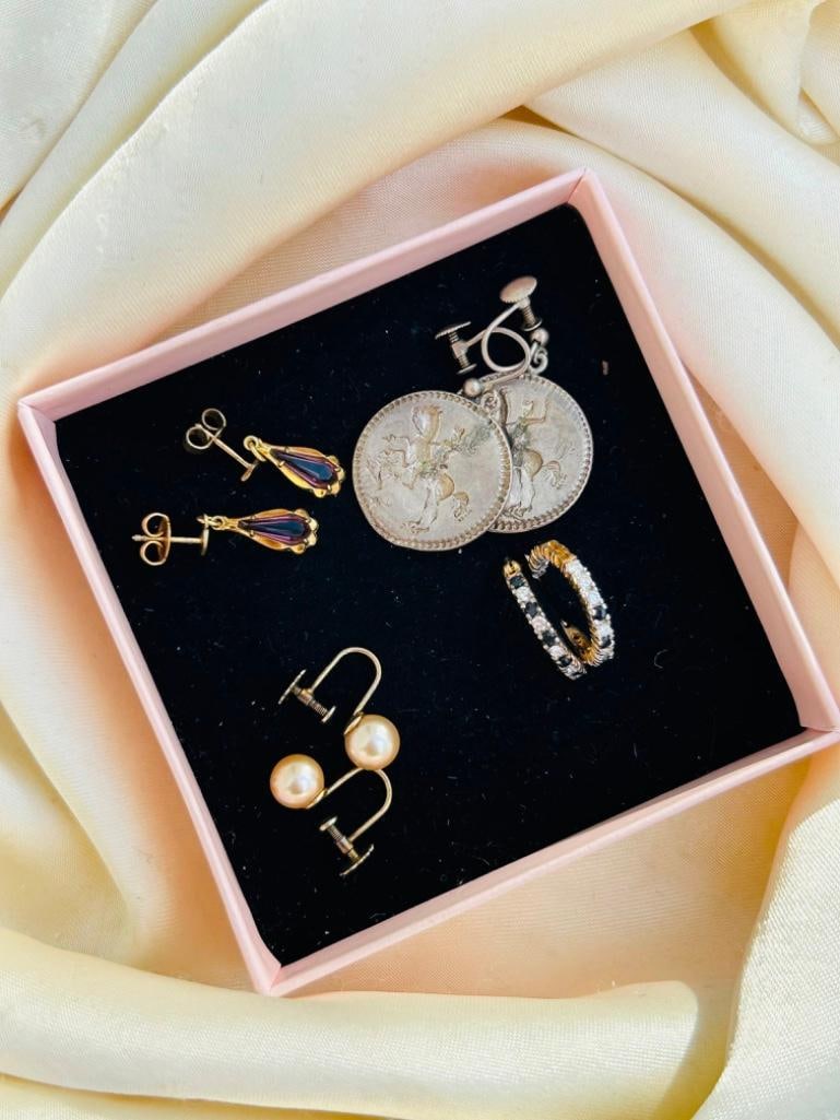 4 Pairs of Earrings: 4 Pairs of Earrings lovely lot of earrings 