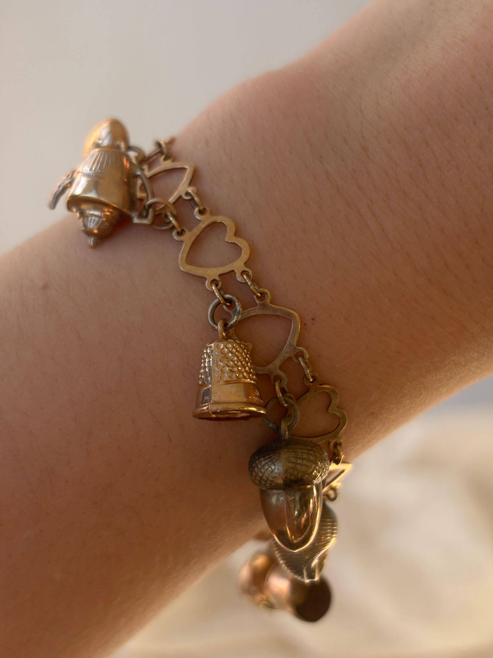 vintage hearts bracelet full of charms all in 9ct gold - 10