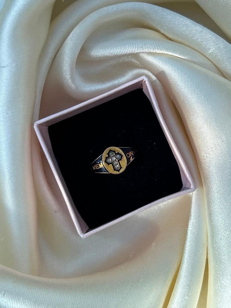 Antique 18ct yellow gold black enamel mourning band ring with rose cut diamond cross - 6