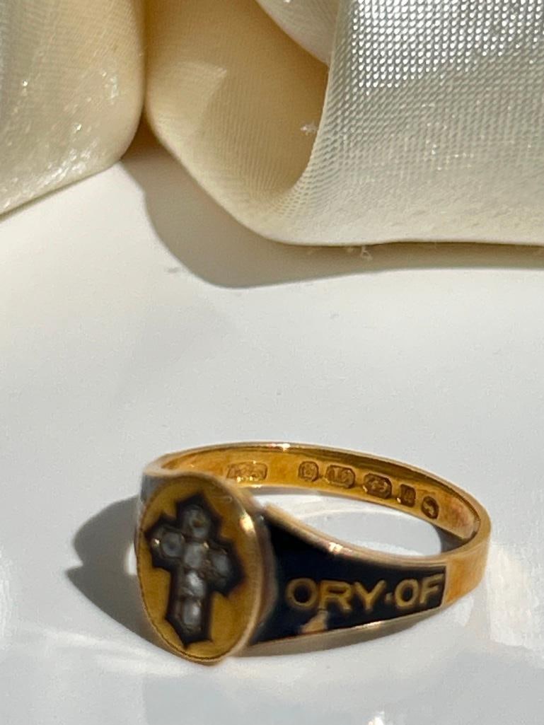 Antique 18ct yellow gold black enamel mourning band ring with rose cut diamond cross - 9