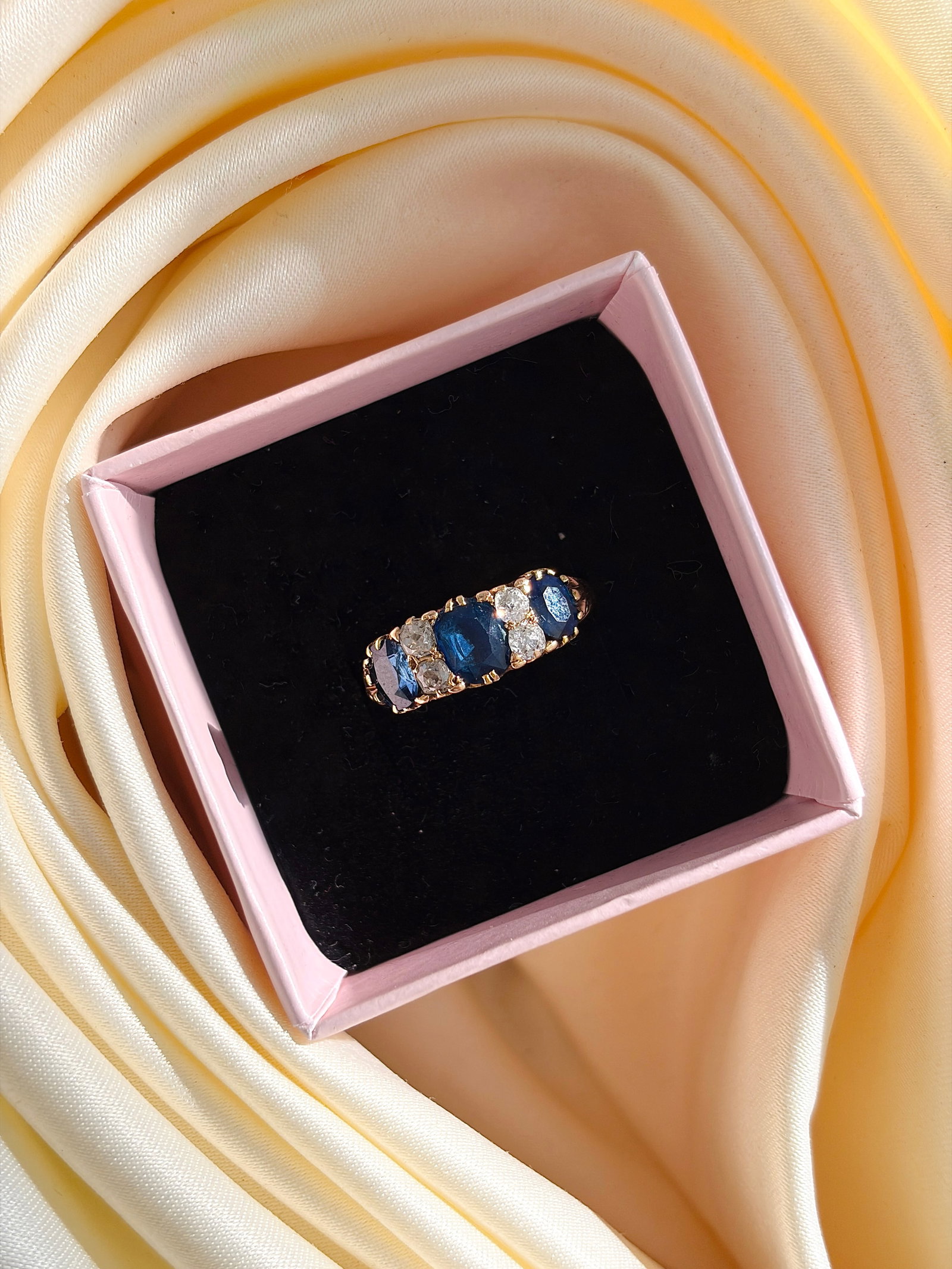 ANTIQUE 18CT YELLOW GOLD SAPPHIRE AND DIAMOND 5 STONE RING - 10