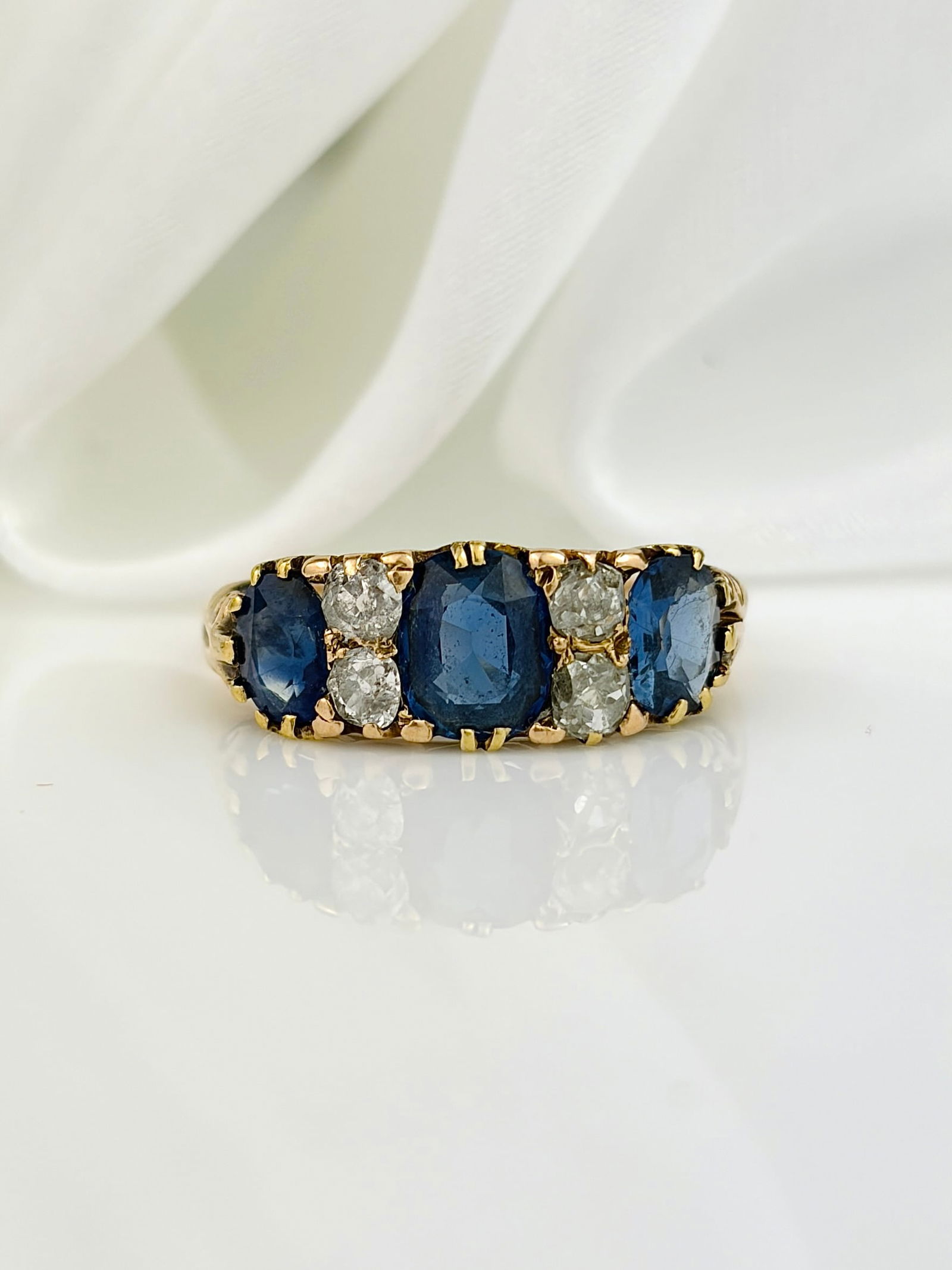 ANTIQUE 18CT YELLOW GOLD SAPPHIRE AND DIAMOND 5 STONE RING: ANTIQUE 18CT YELLOW GOLD SAPPHIRE AND DIAMOND 5 STONE RING Gorgeous ring featuring three bright blue sapphires separated by stacked diamonds!