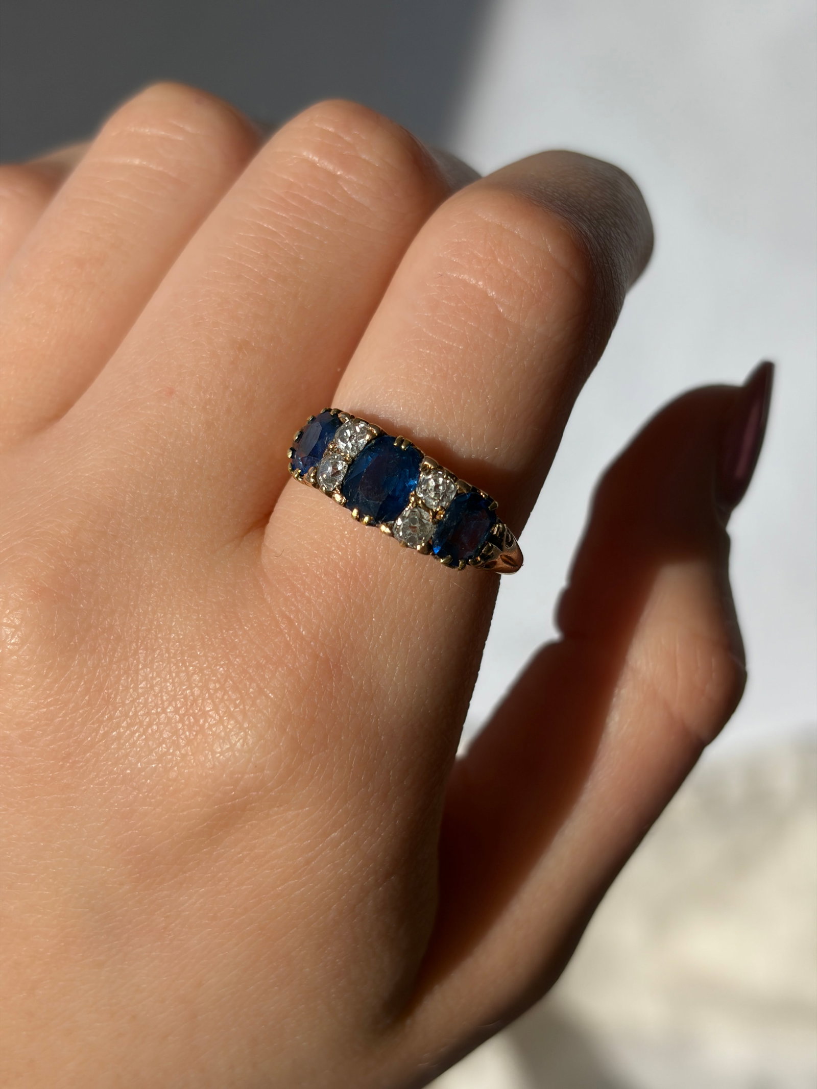 ANTIQUE 18CT YELLOW GOLD SAPPHIRE AND DIAMOND 5 STONE RING - 3