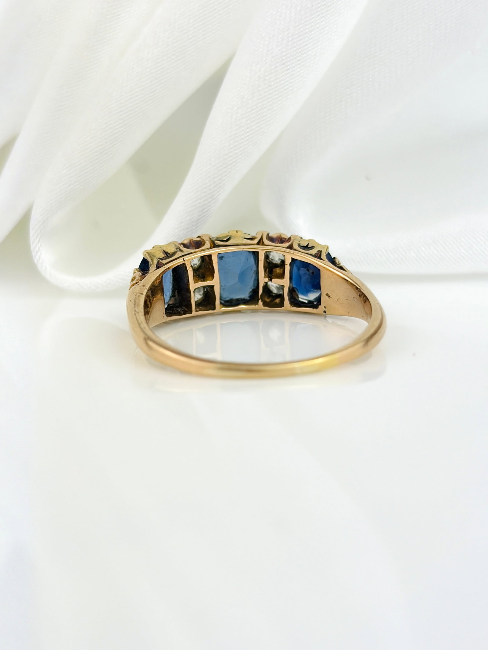 ANTIQUE 18CT YELLOW GOLD SAPPHIRE AND DIAMOND 5 STONE RING - 6