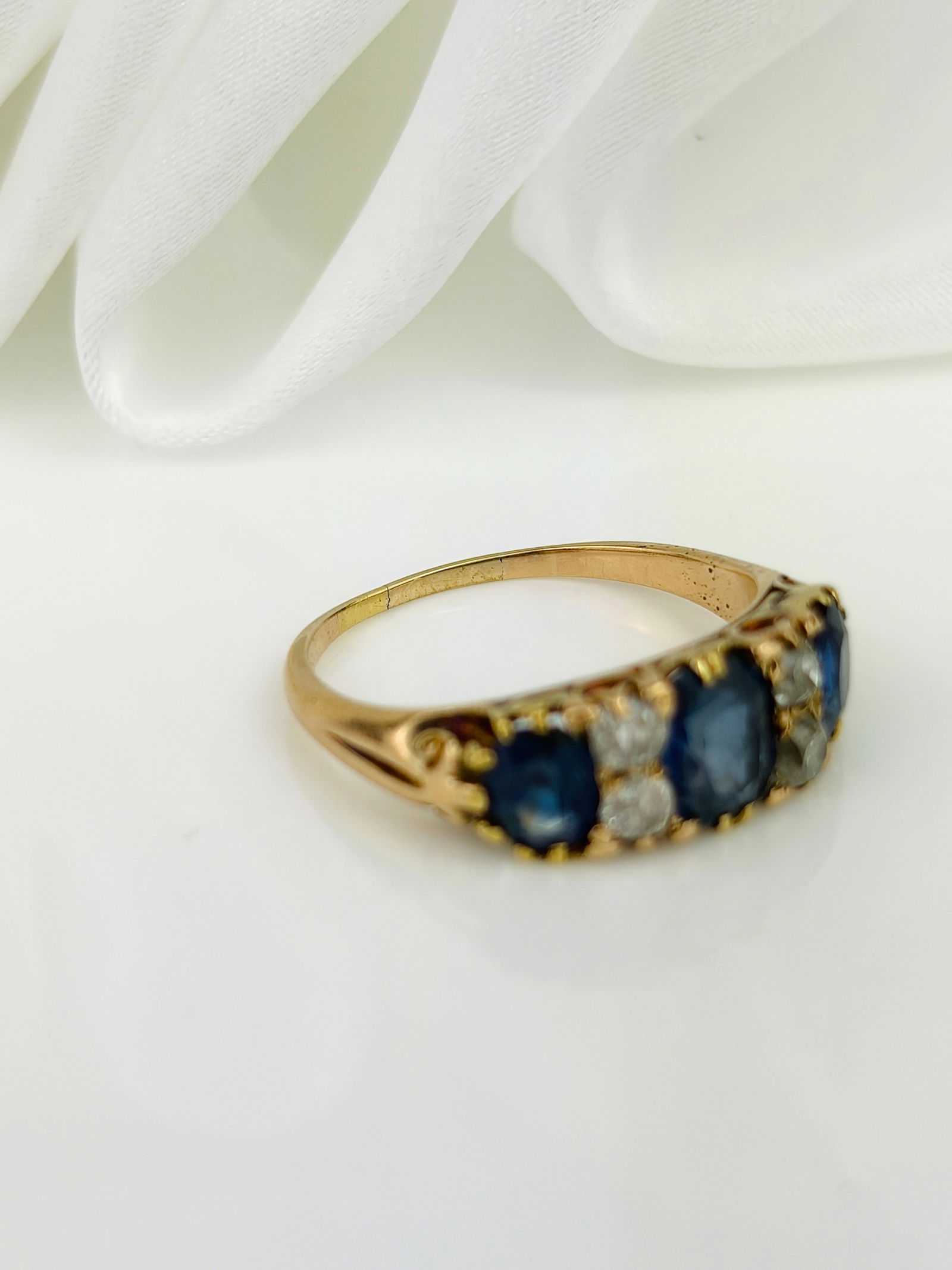 ANTIQUE 18CT YELLOW GOLD SAPPHIRE AND DIAMOND 5 STONE RING - 7
