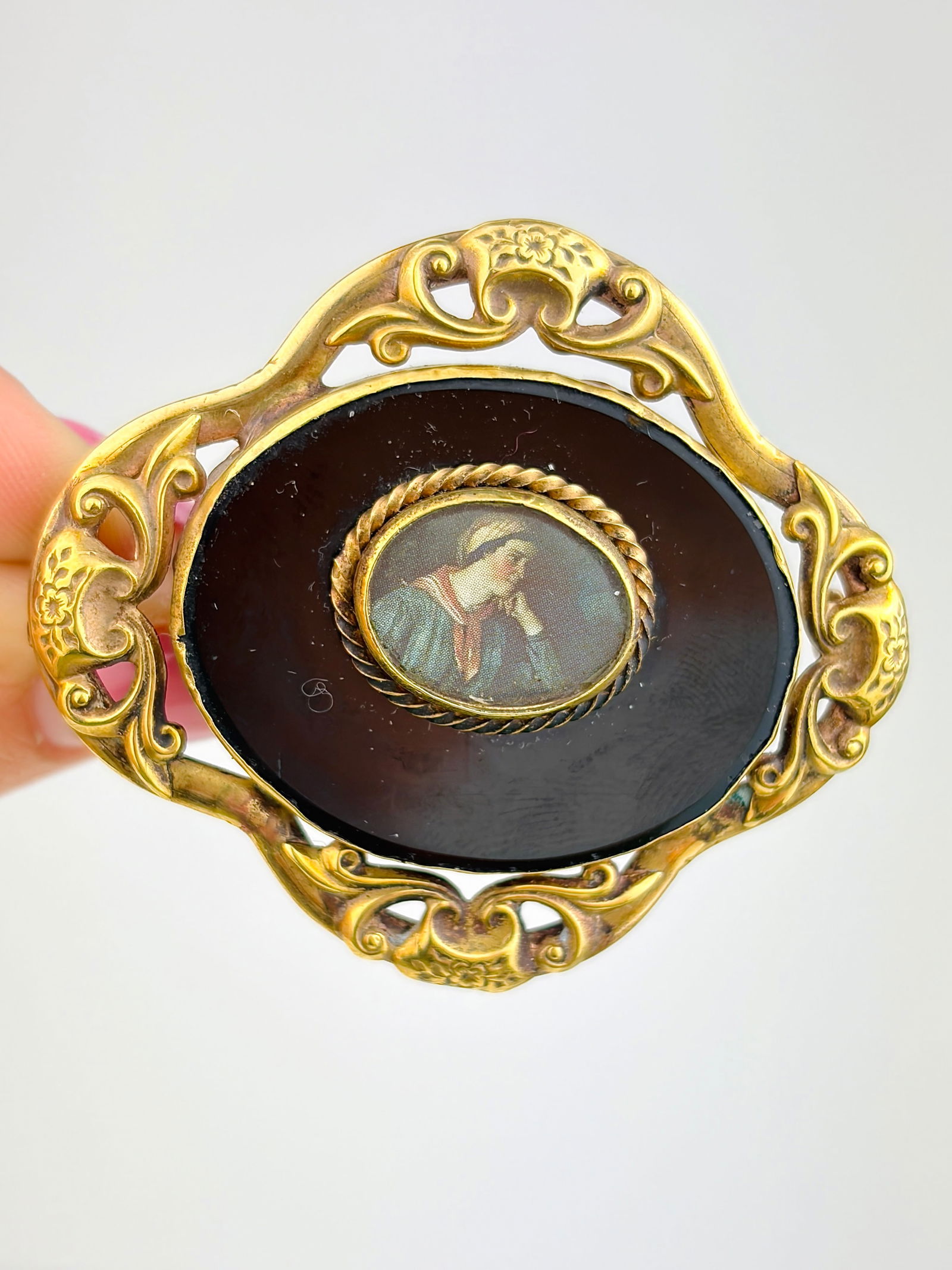LARGE ANTIQUE JET HAND PAINTED PORTRAIT BROOCH IN GOLD: LARGE ANTIQUE JET HAND PAINTED PORTRAIT BROOCH IN GOLD