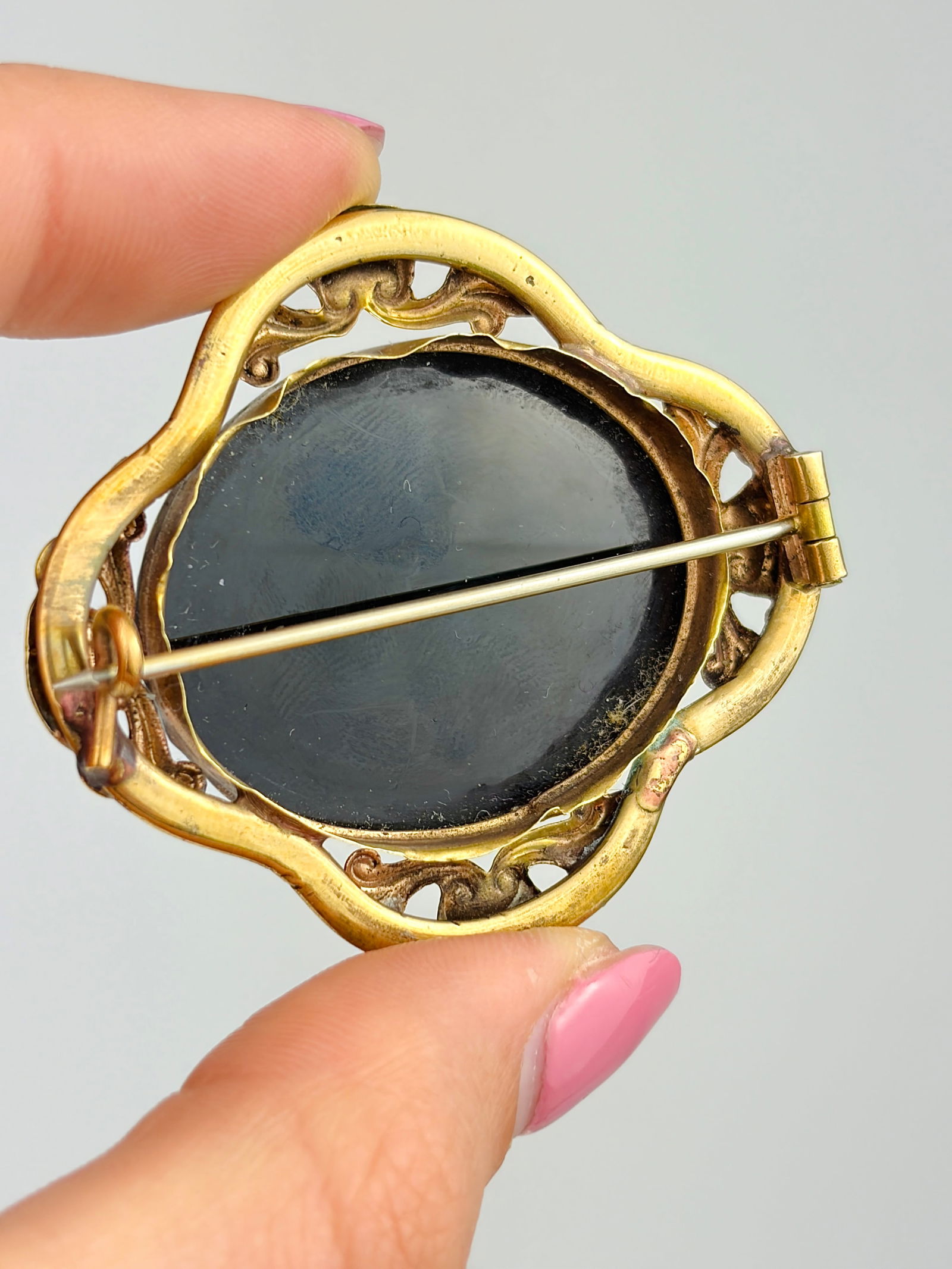 LARGE ANTIQUE JET HAND PAINTED PORTRAIT BROOCH IN GOLD - 3