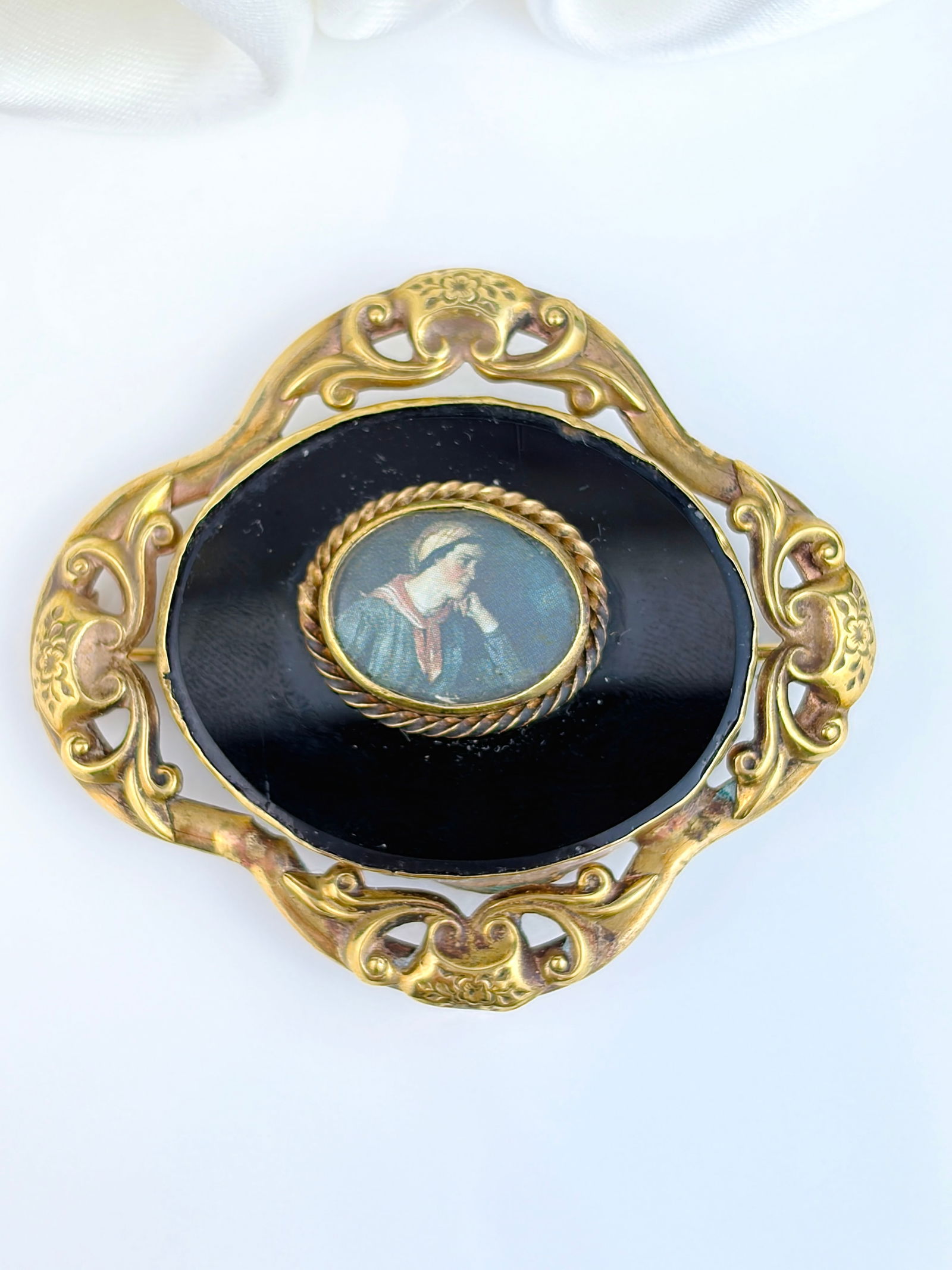 LARGE ANTIQUE JET HAND PAINTED PORTRAIT BROOCH IN GOLD - 4