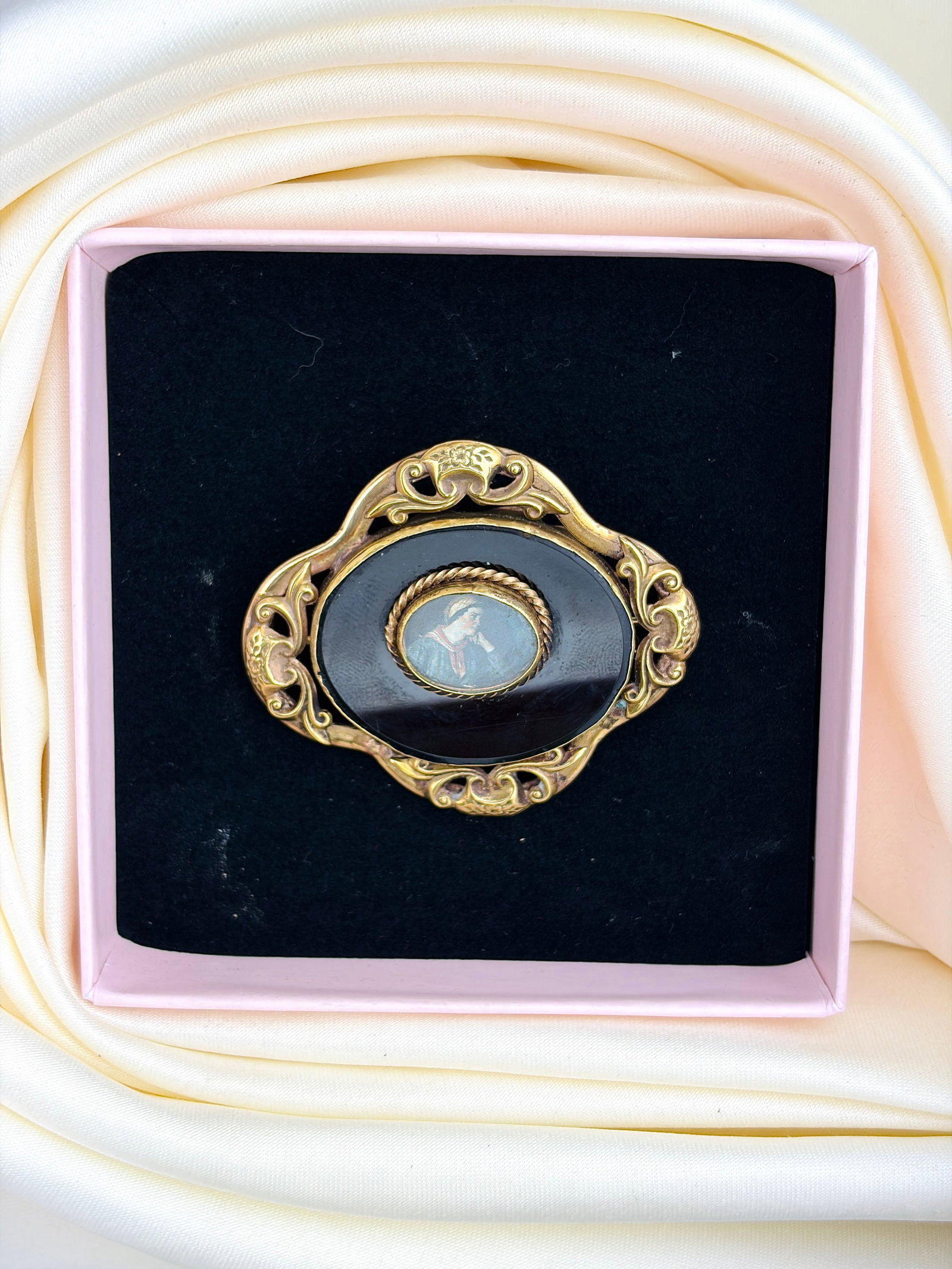 LARGE ANTIQUE JET HAND PAINTED PORTRAIT BROOCH IN GOLD - 5