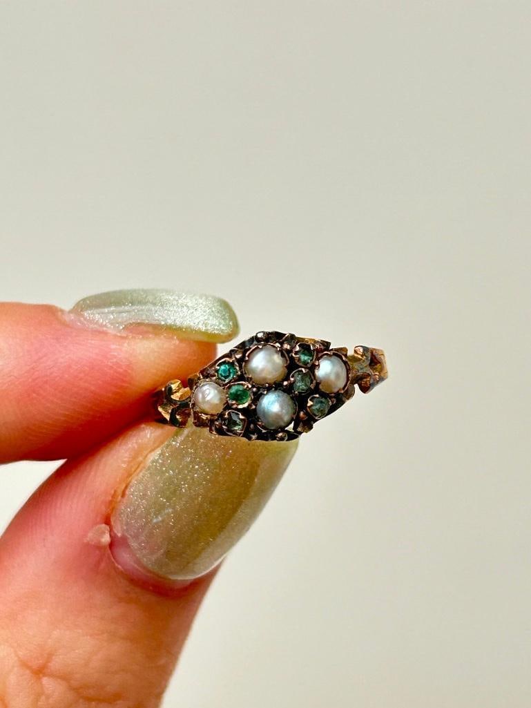 Antique Emerald and Pearl Ring in 15ct Yellow Gold - 2
