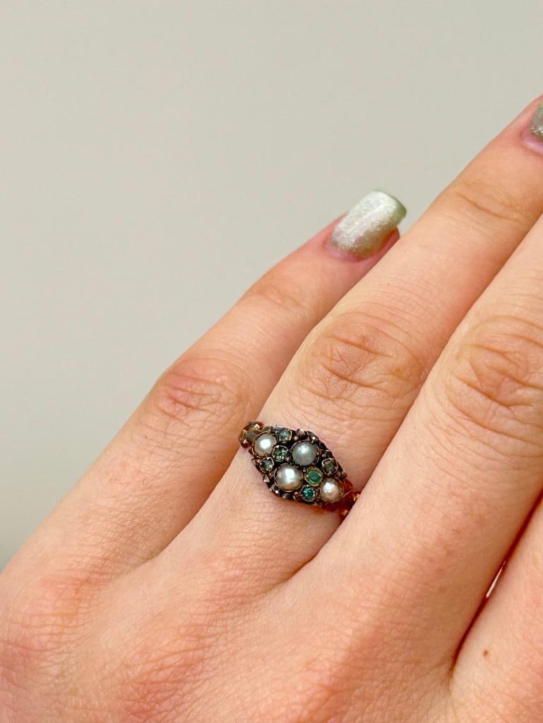 Antique Emerald and Pearl Ring in 15ct Yellow Gold - 3