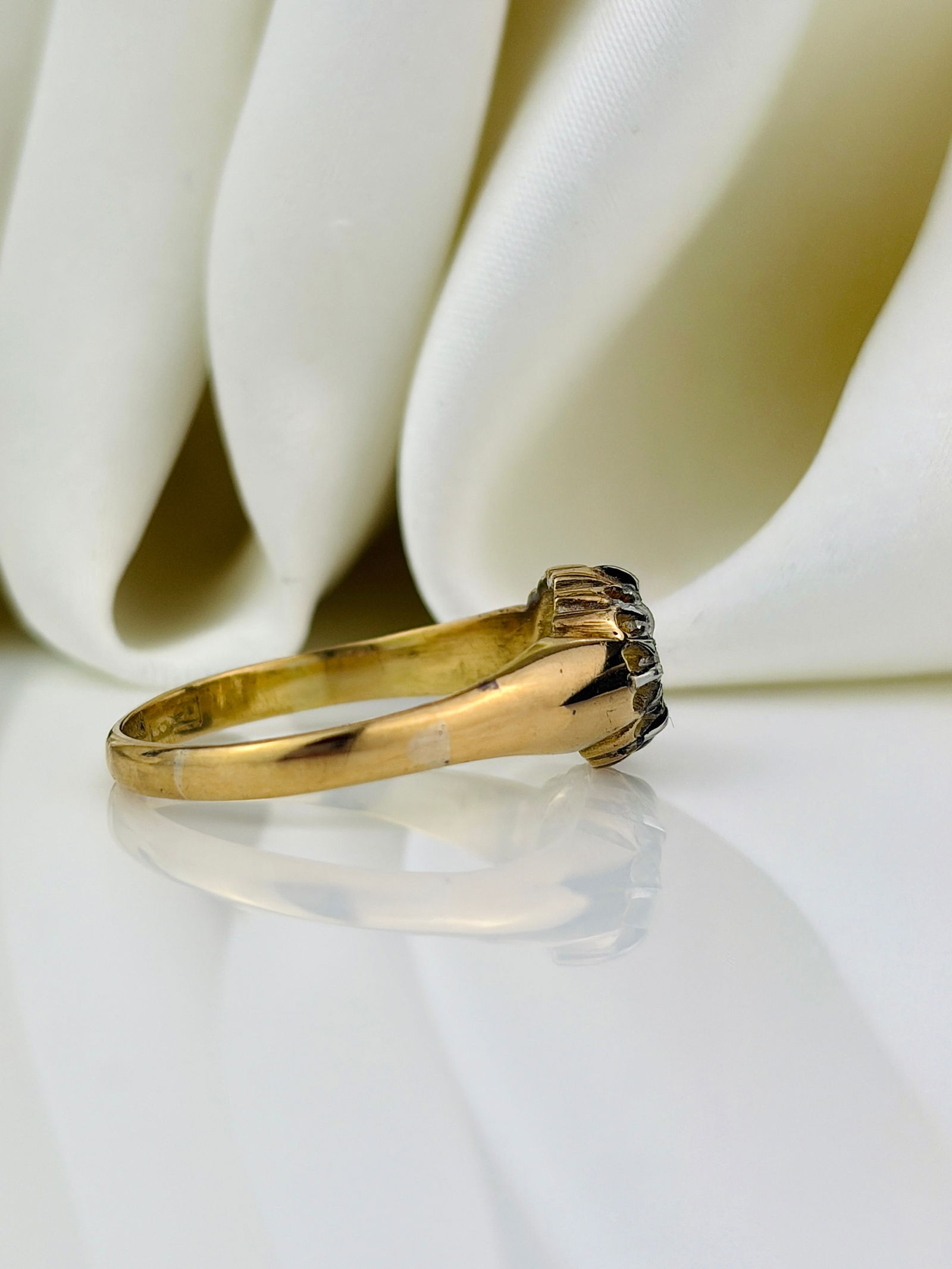 Antique 18ct yellow gold diamond cluster ring with inscription - 2