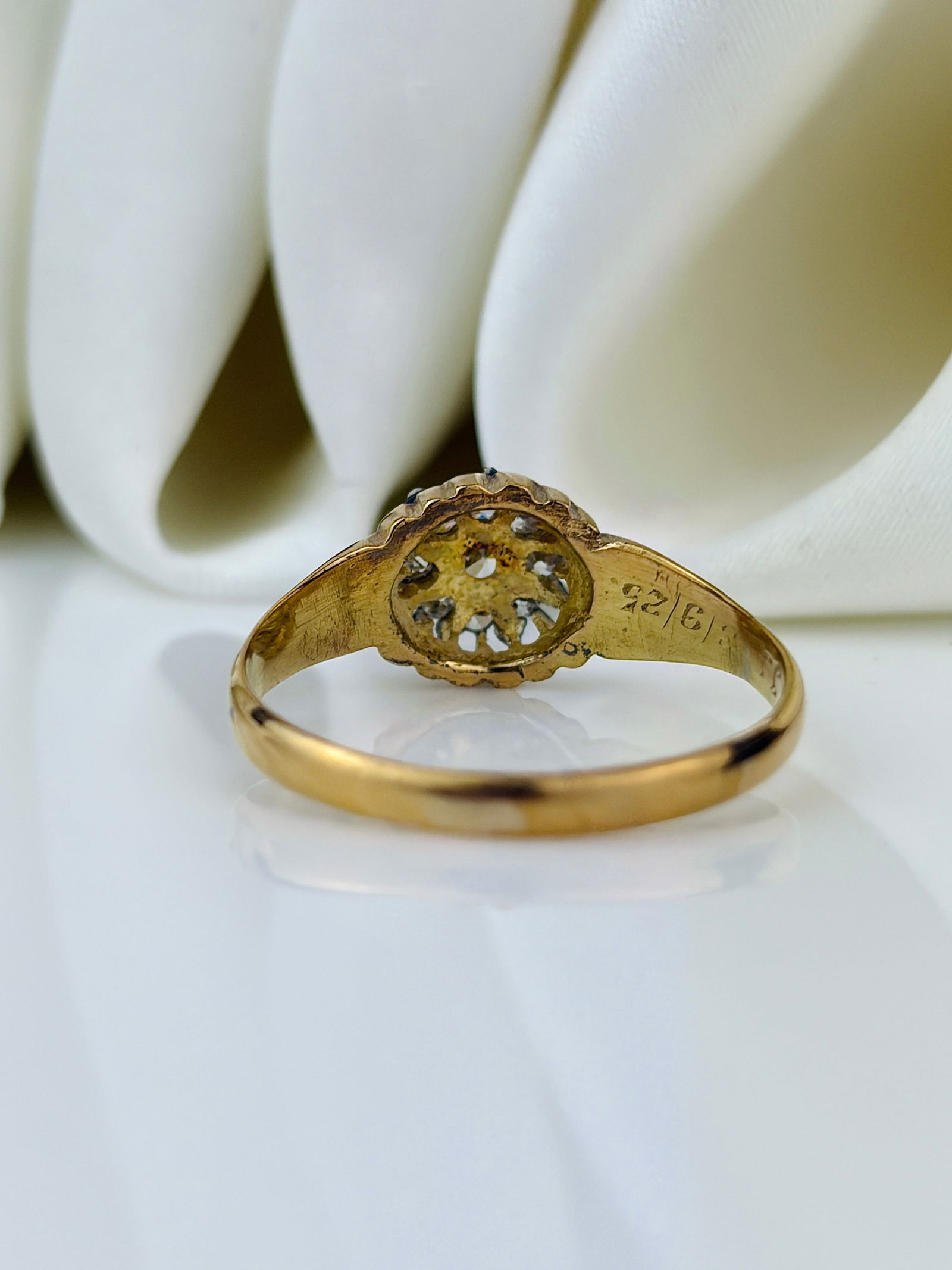 Antique 18ct yellow gold diamond cluster ring with inscription - 3
