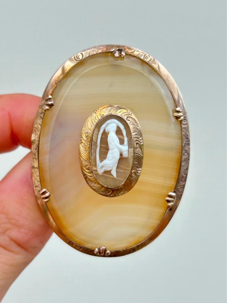Antique 9ct Gold Chalcedony Cameo Large Pendant: Antique 9ct Gold Chalcedony Cameo Large Pendant truly charming measurements size 52mm x 38mm weight 19.47g materials 9ct gold and cameo UCZ