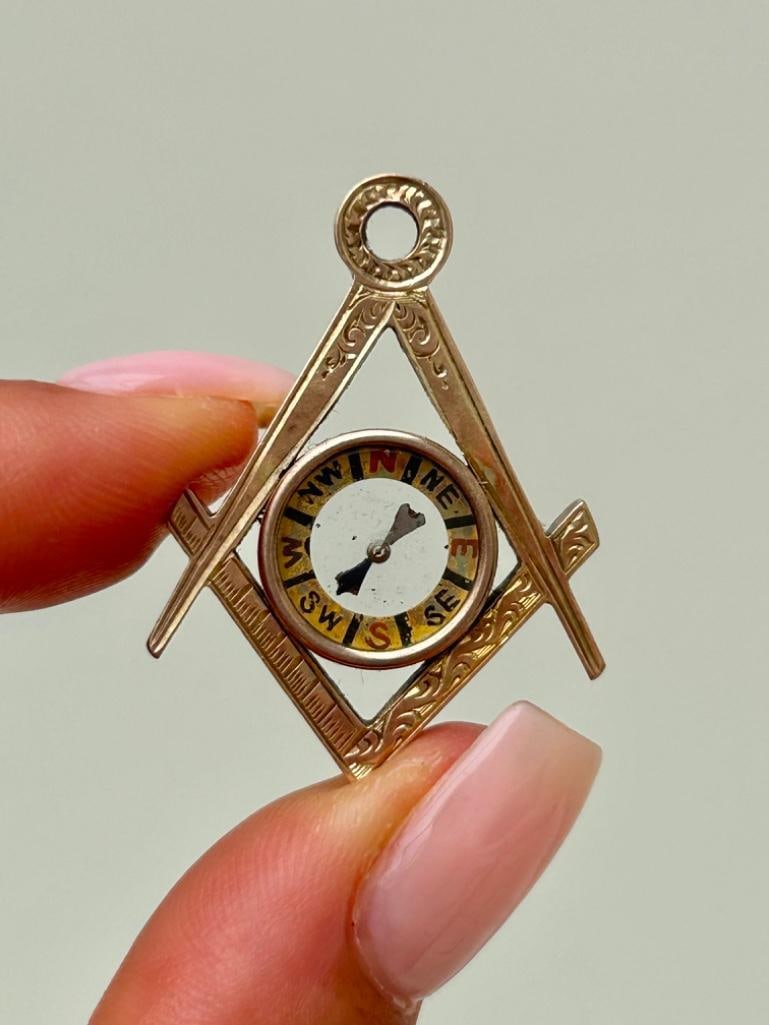 Antique Gold Masonic Compass Charm / Pendant: Antique Gold Masonic Compass Charm / Pendant charming pendant measurements length 35mm width 24mm weight 4.72g materials <p