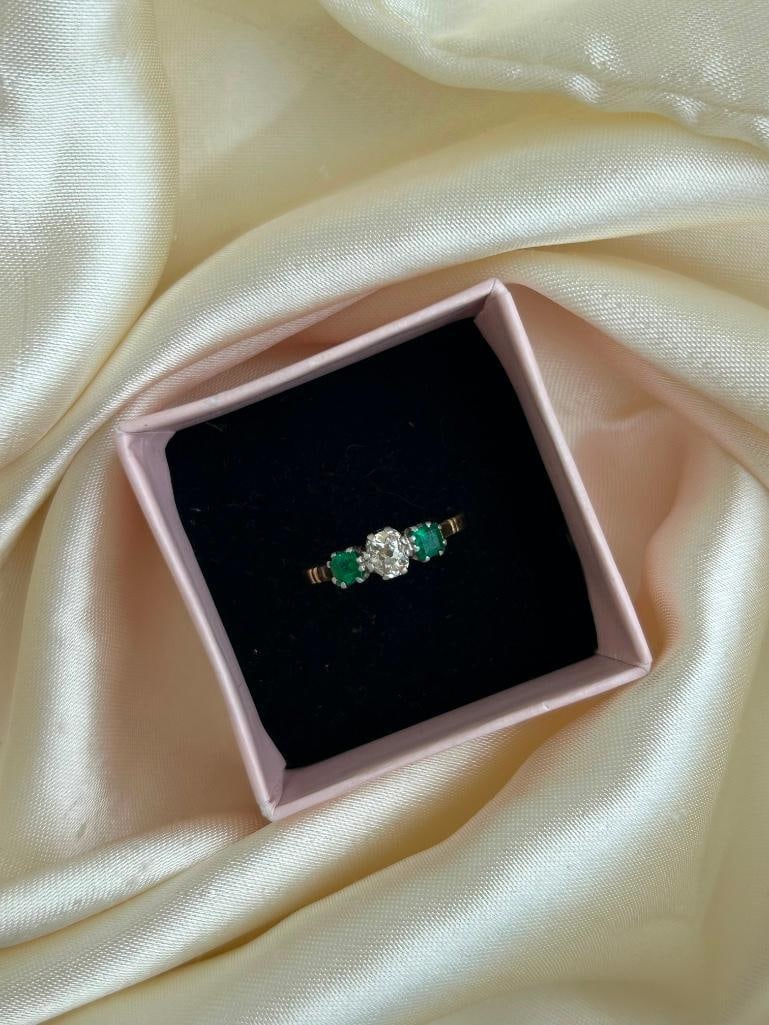 Antique 18ct yellow gold emerald and diamond 3 stone ring - 4