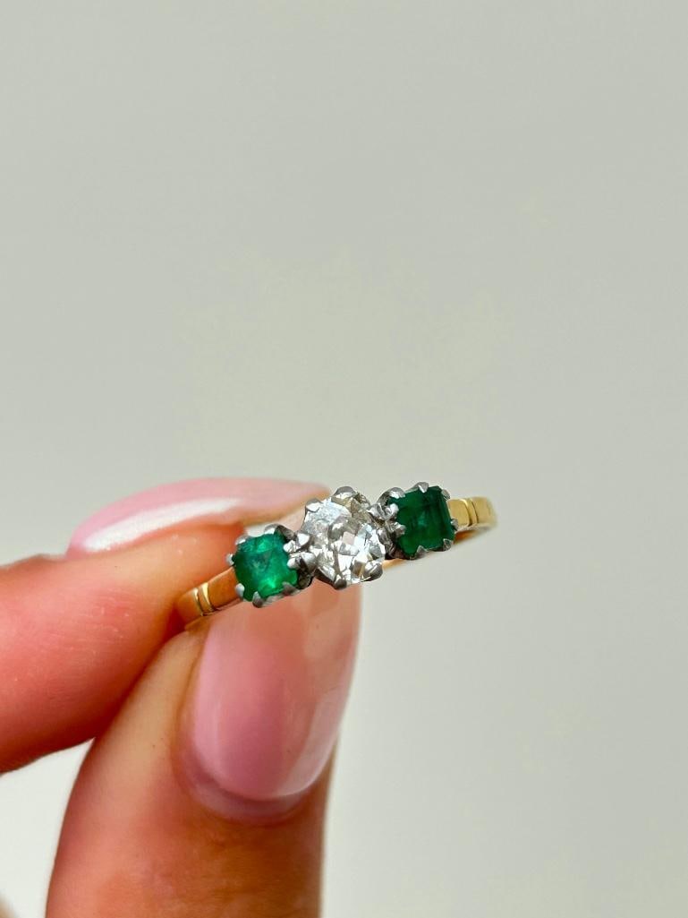 Antique 18ct yellow gold emerald and diamond 3 stone ring - 5