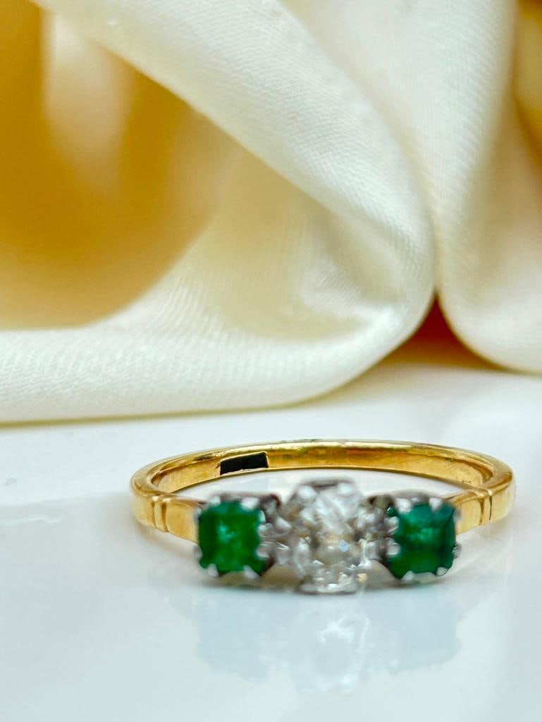 Antique 18ct yellow gold emerald and diamond 3 stone ring - 7