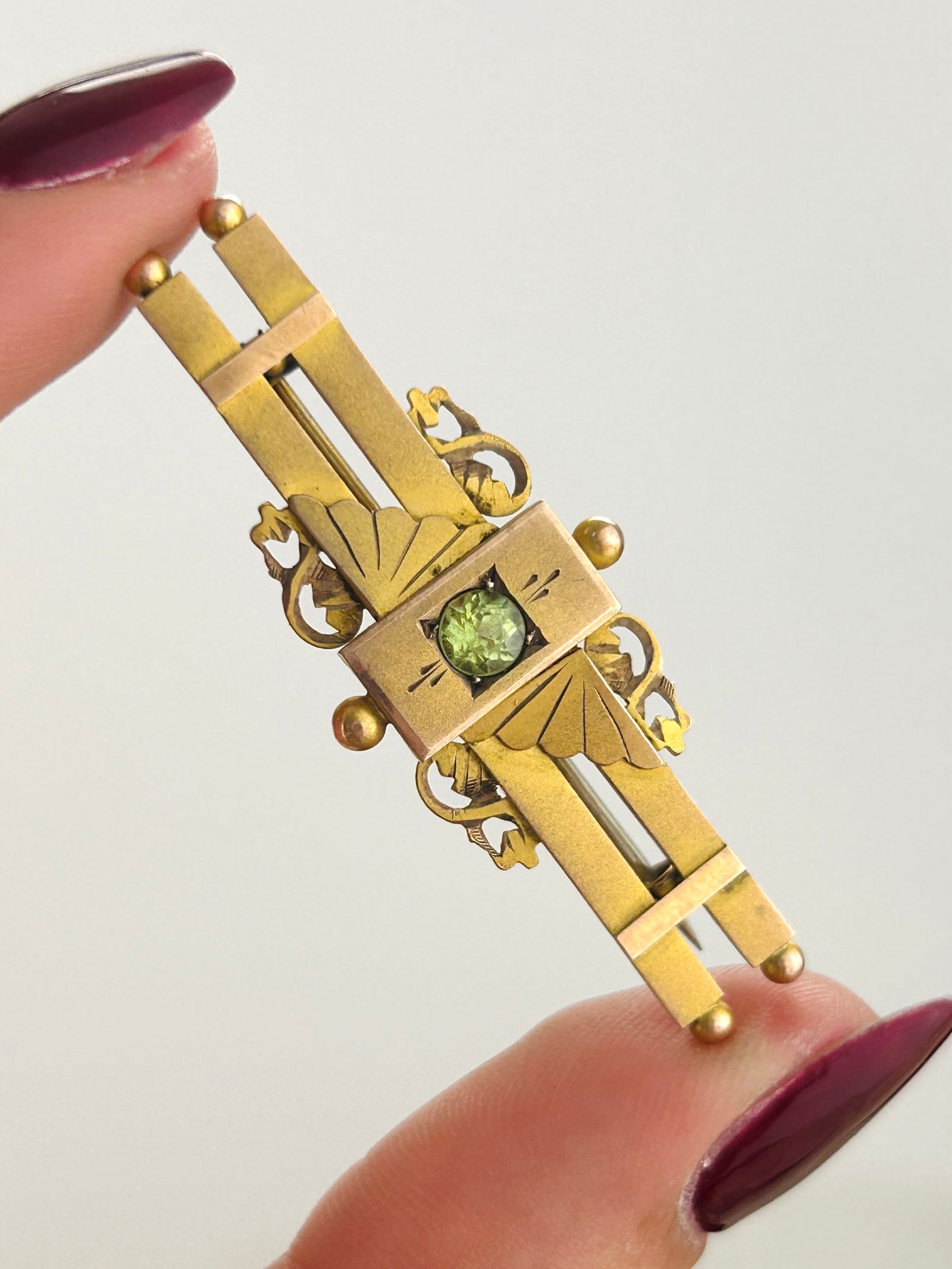 Antique C.1917 9ct Yellow Gold Peridot Bar Brooch in Fitted Box: Antique C.1917 9ct Yellow Gold Peridot Bar Brooch in Fitted Box