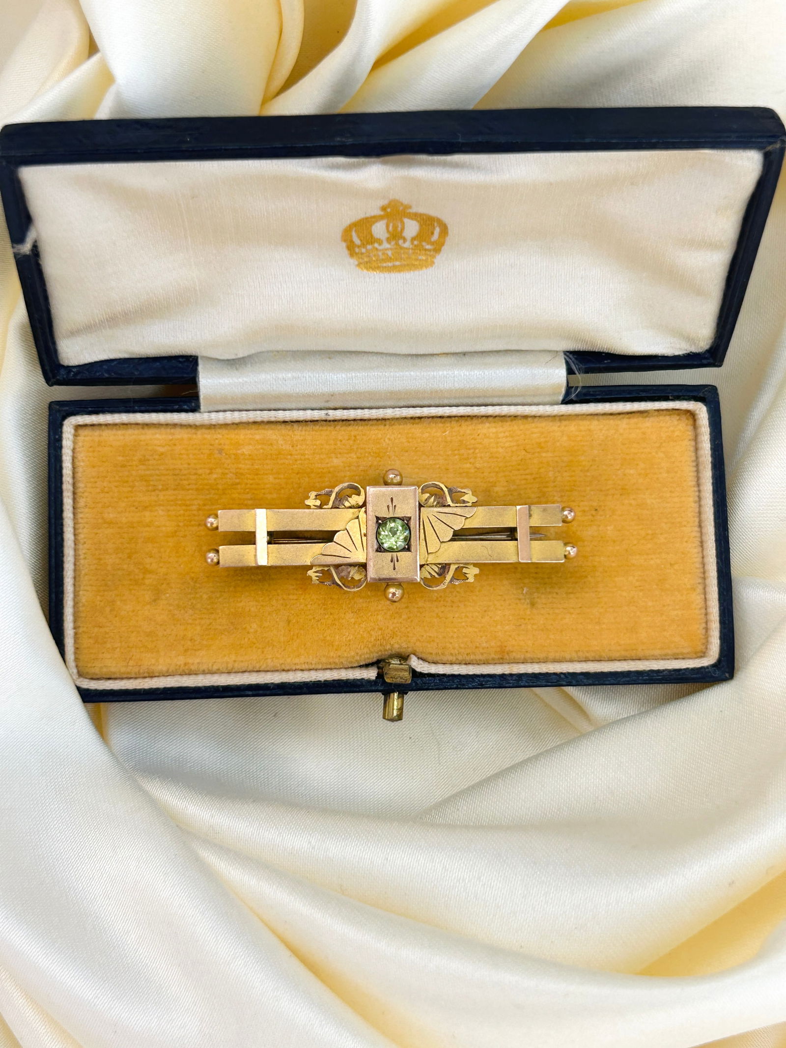 Antique C.1917 9ct Yellow Gold Peridot Bar Brooch in Fitted Box - 2