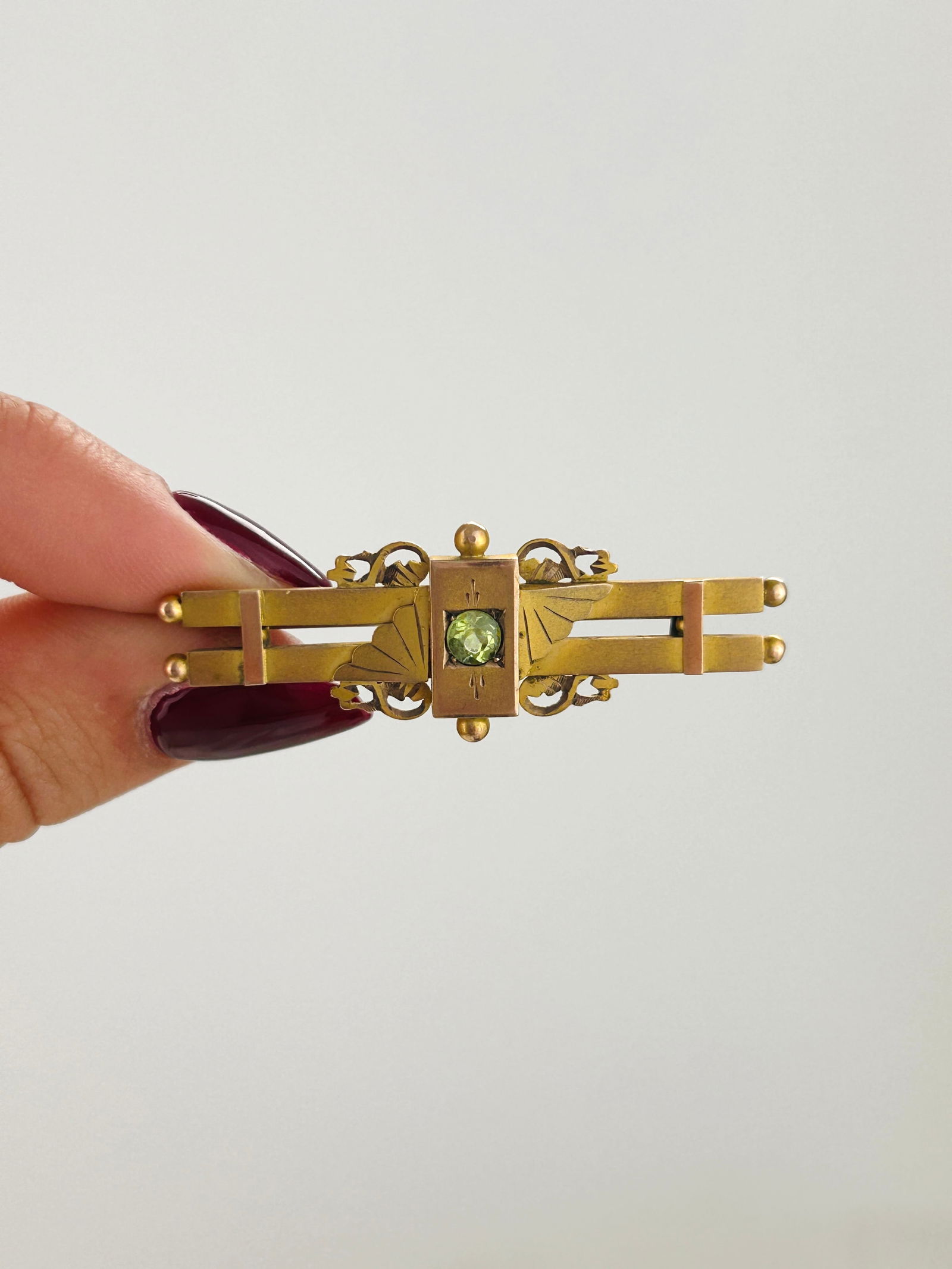 Antique C.1917 9ct Yellow Gold Peridot Bar Brooch in Fitted Box - 4