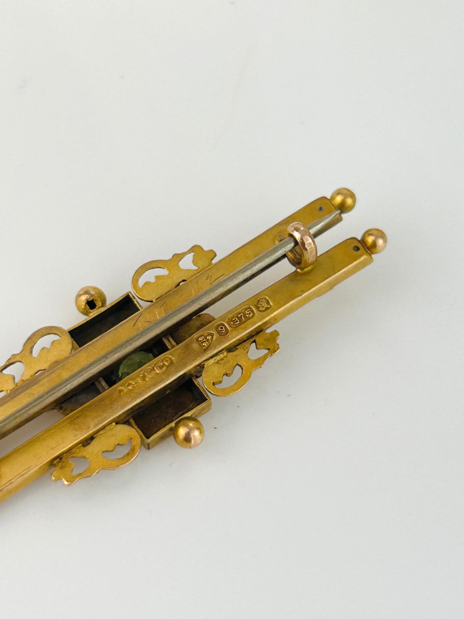 Antique C.1917 9ct Yellow Gold Peridot Bar Brooch in Fitted Box - 7