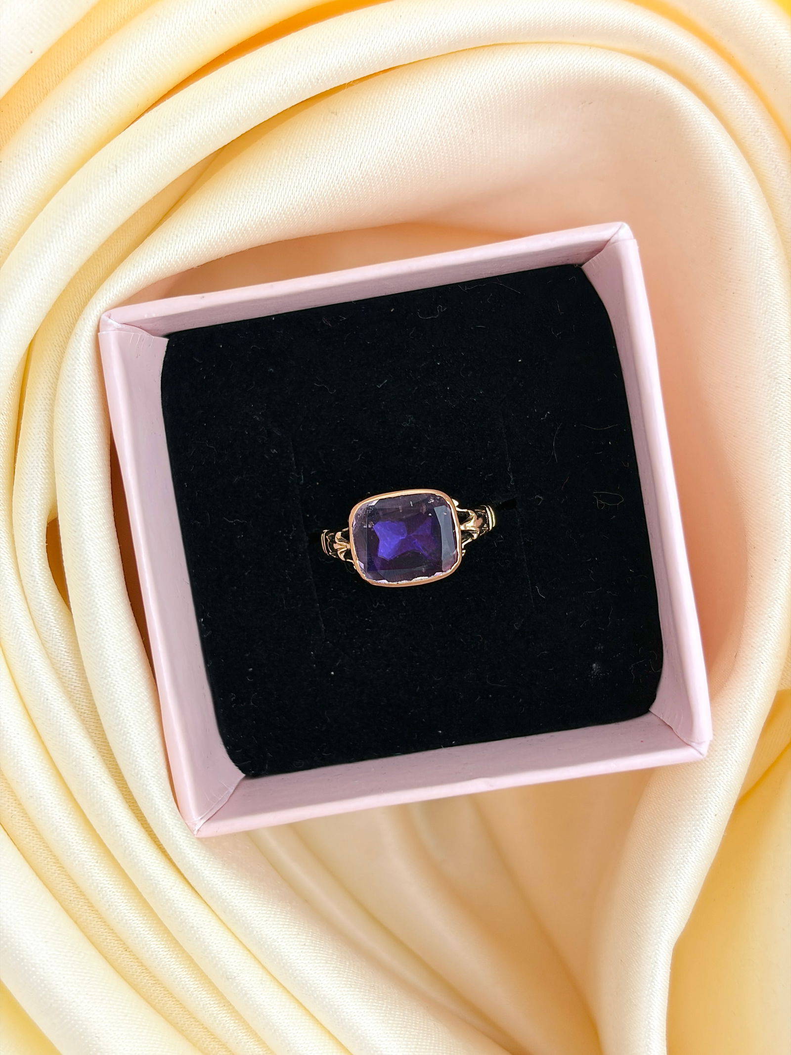 ANTIQUE GEORGIAN ERA 18CT GOLD FOILED BACK AMETHYST RING - 10