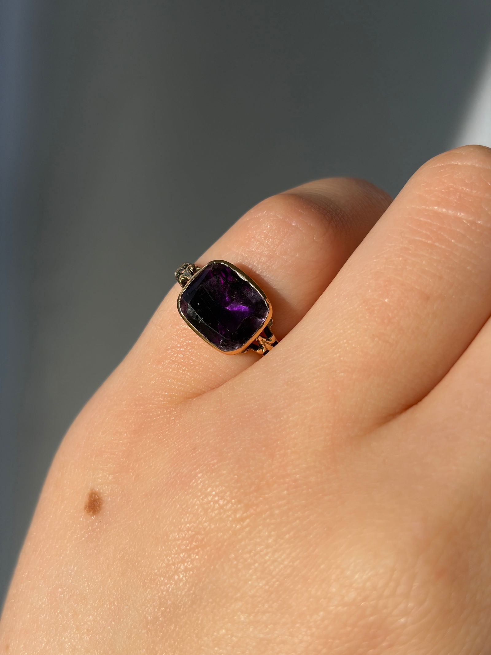 ANTIQUE GEORGIAN ERA 18CT GOLD FOILED BACK AMETHYST RING - 3