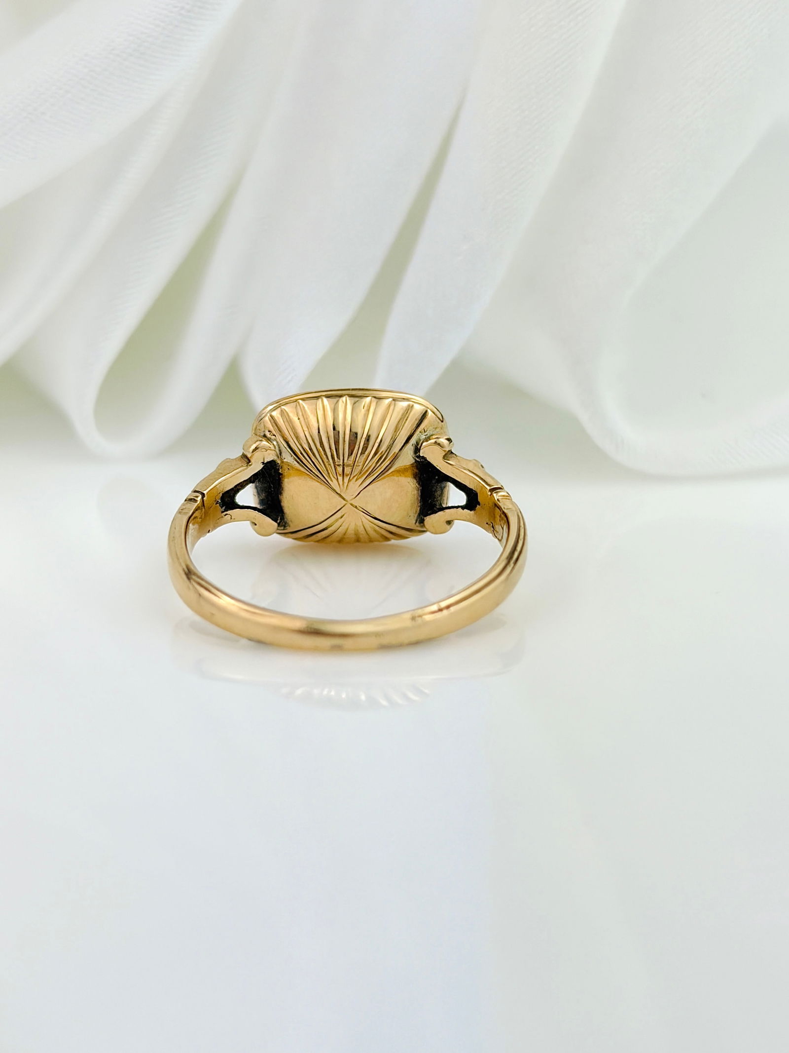 ANTIQUE GEORGIAN ERA 18CT GOLD FOILED BACK AMETHYST RING - 6