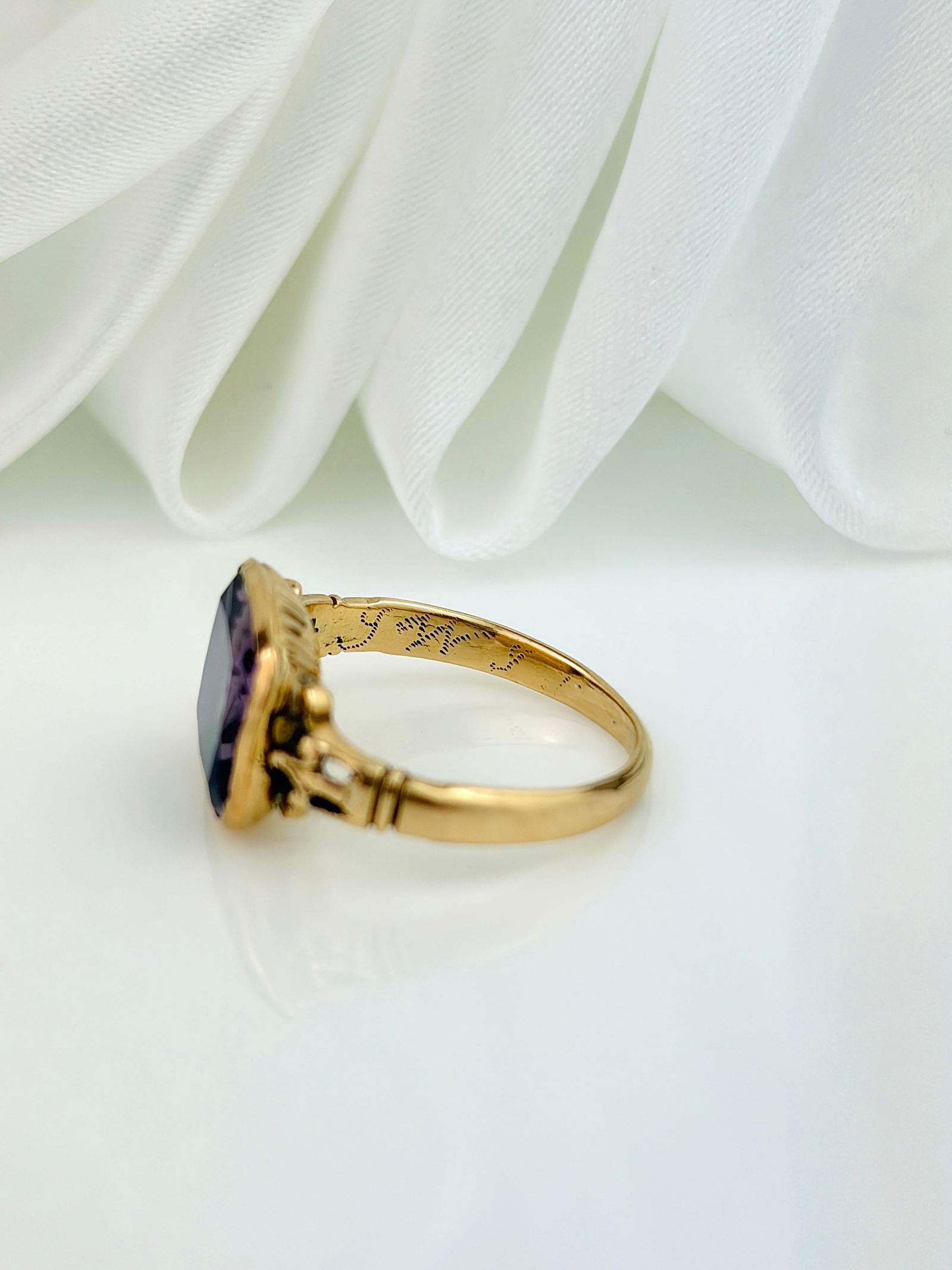 ANTIQUE GEORGIAN ERA 18CT GOLD FOILED BACK AMETHYST RING - 7