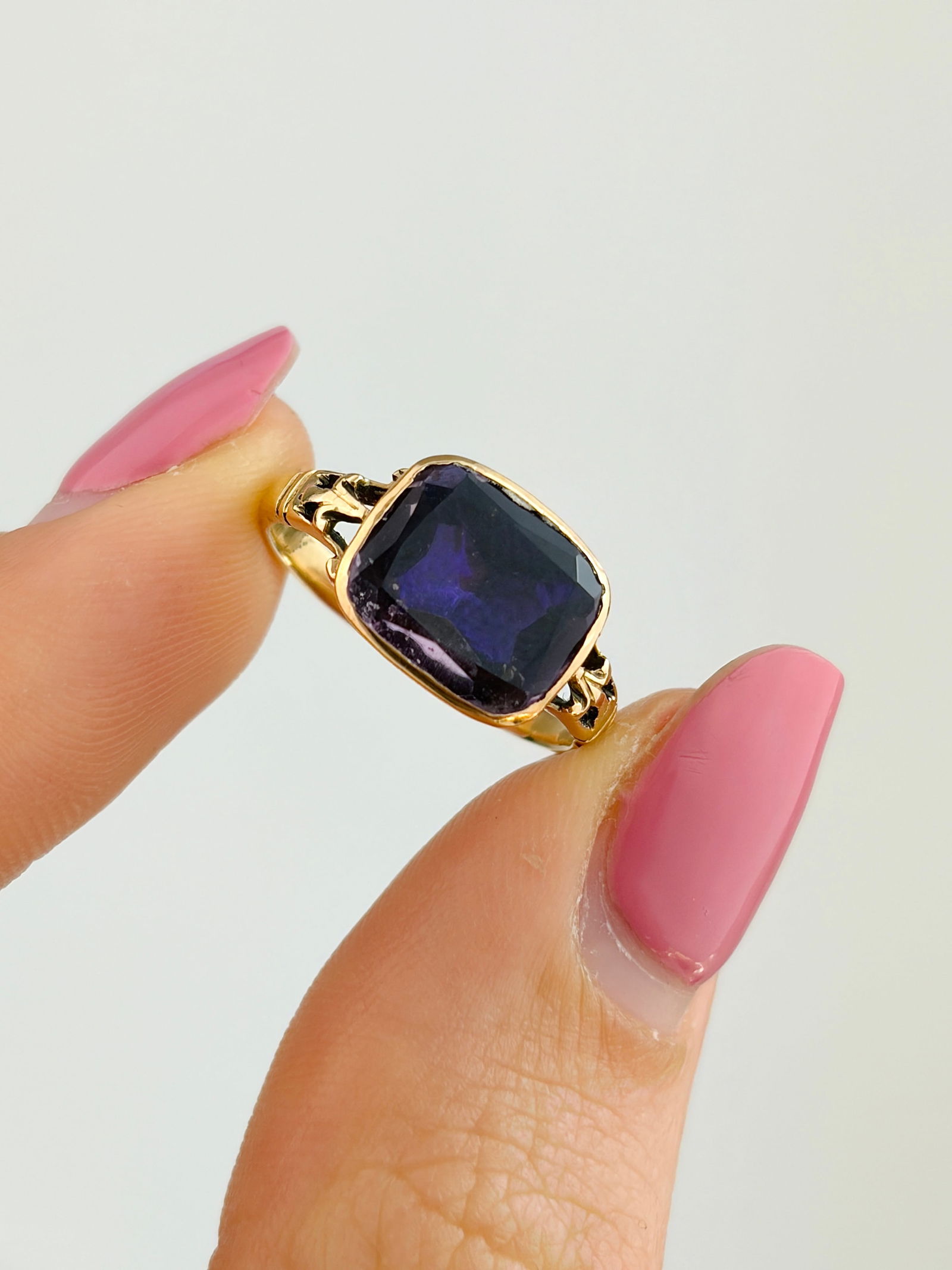 ANTIQUE GEORGIAN ERA 18CT GOLD FOILED BACK AMETHYST RING - 8