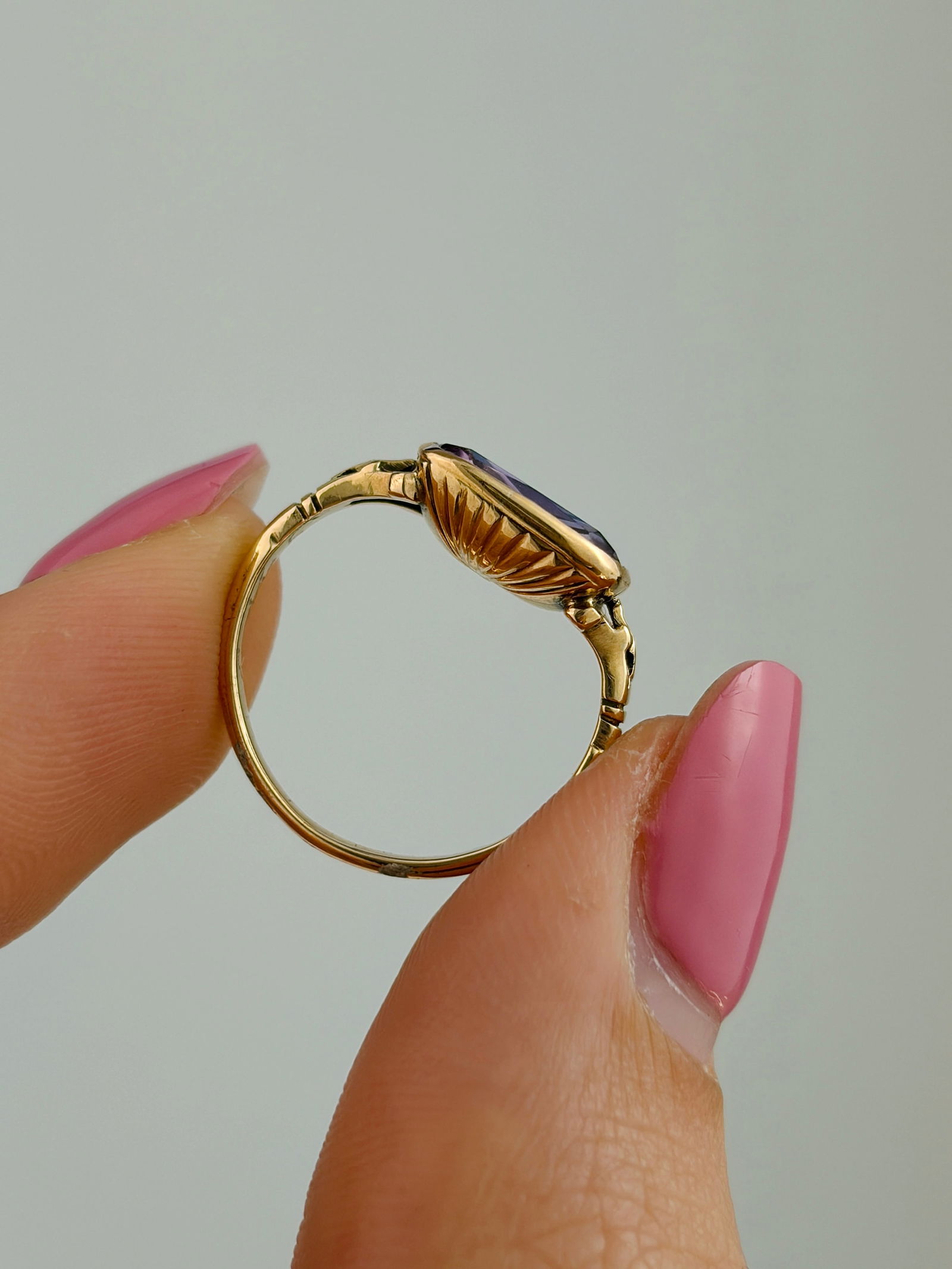 ANTIQUE GEORGIAN ERA 18CT GOLD FOILED BACK AMETHYST RING - 9