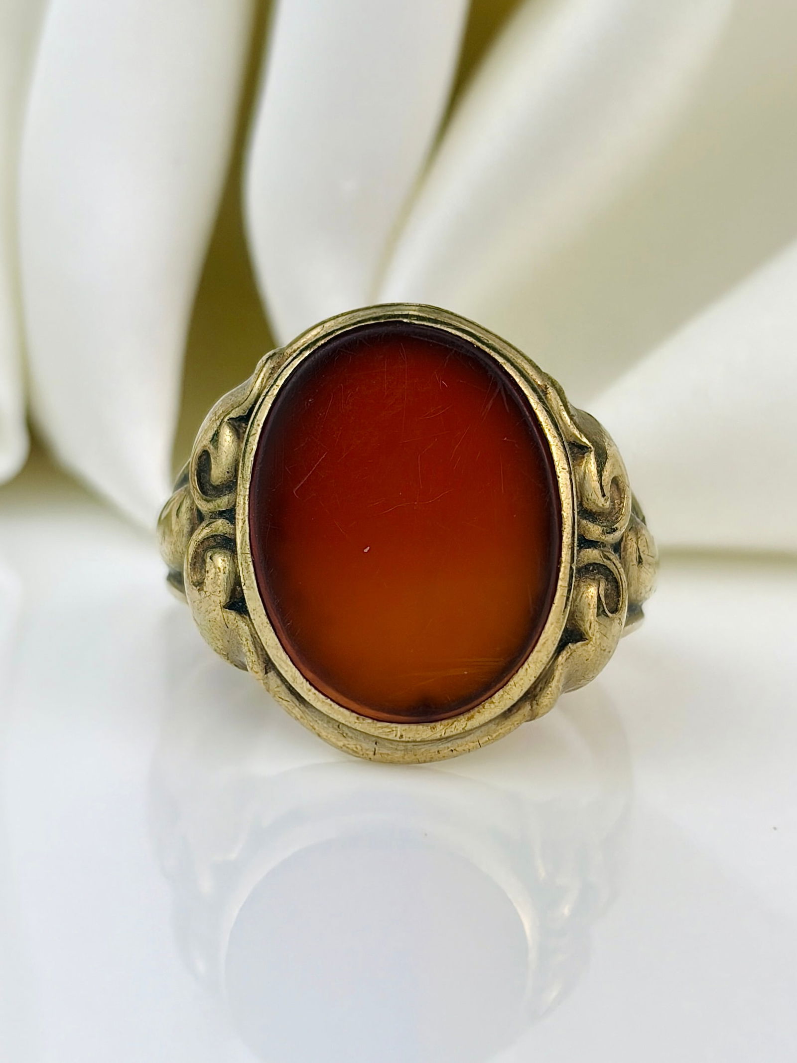 Chunky 8ct yellow gold signet ring: Chunky 8ct yellow gold signet ring